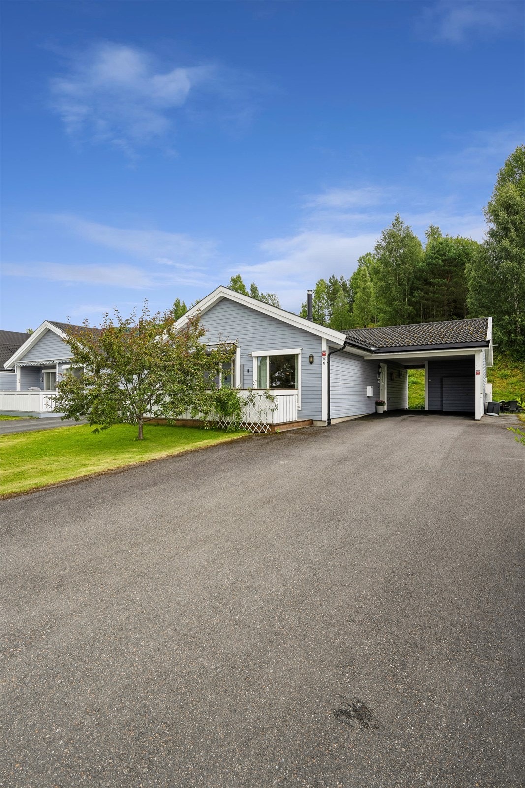 Egen carport med tilhørende utvendig bod på 5 m². Galleribilde