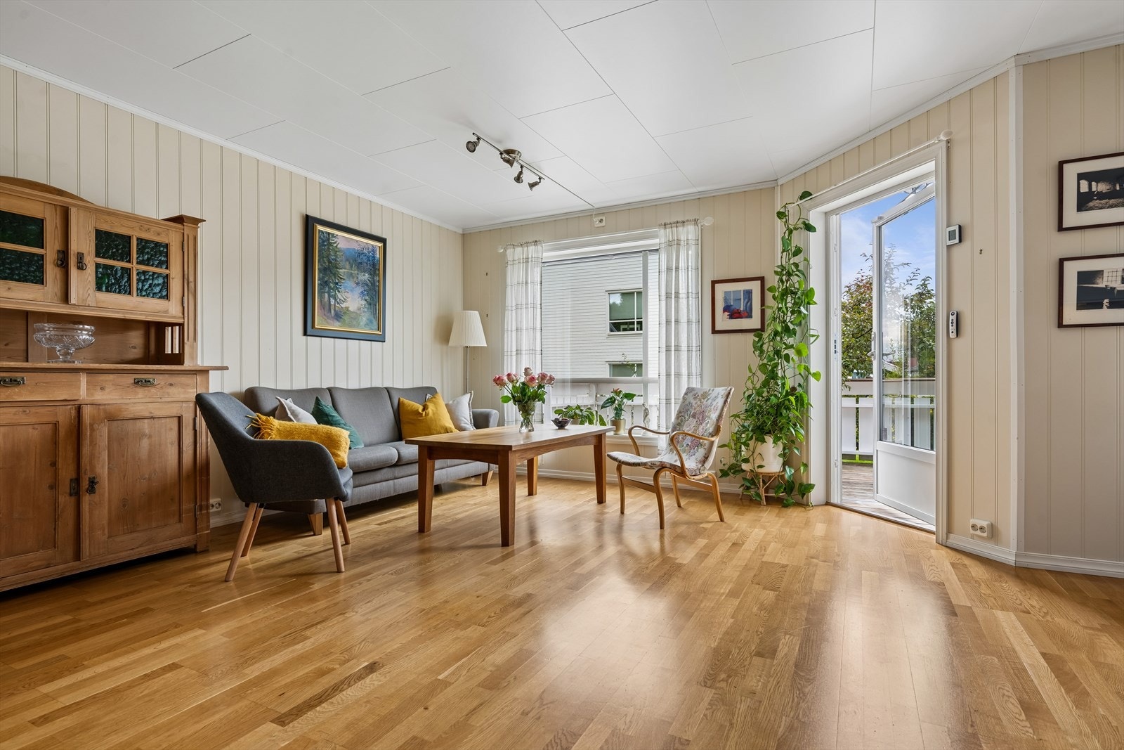 Fra stuen er det direkte utgang til terrassen og hagen. Galleribilde