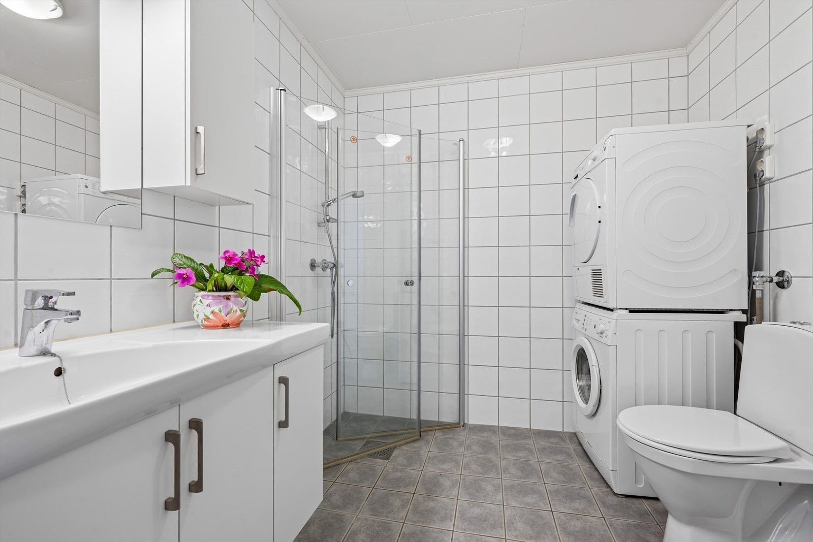 Helfliset bad med vannbåren gulvvarme og opplegg for vaskemaskin. Galleribilde