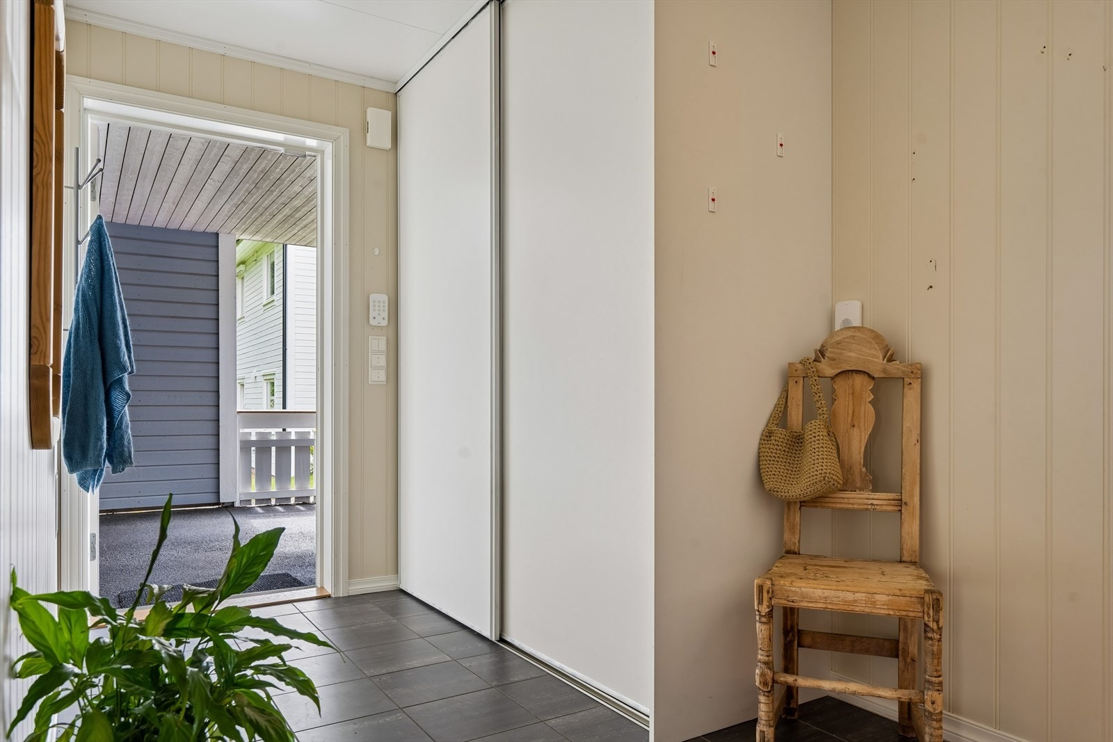 Entré med flislagt gulv og skyvedørsgarderobe for praktisk oppbevaring. Galleribilde