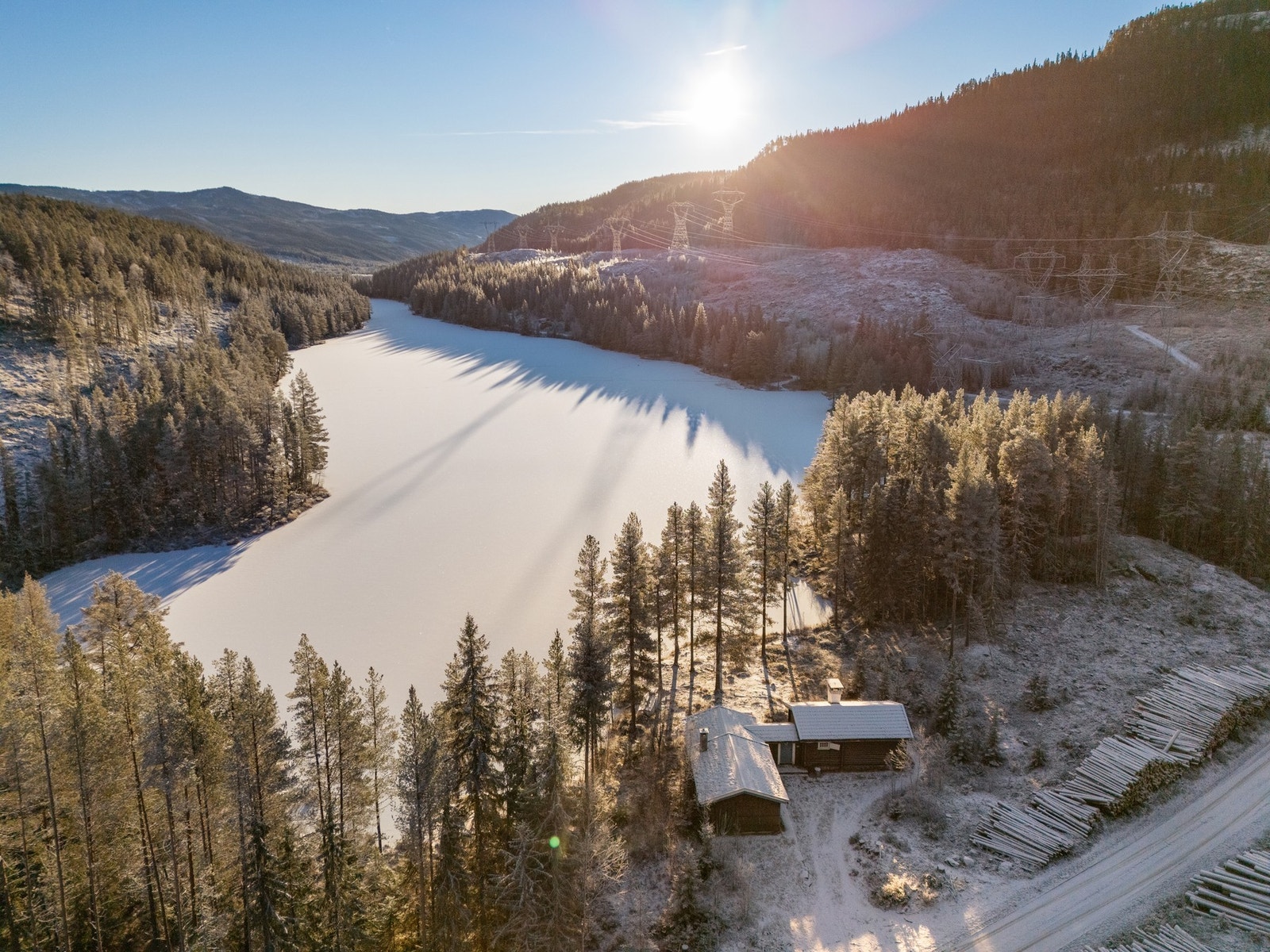 Eiendommen ligger fredelig til ved Nørdre Todalsvatnet, omgitt av skog og fjell. Foto: EIE og Terje Bjørnsen Galleribilde