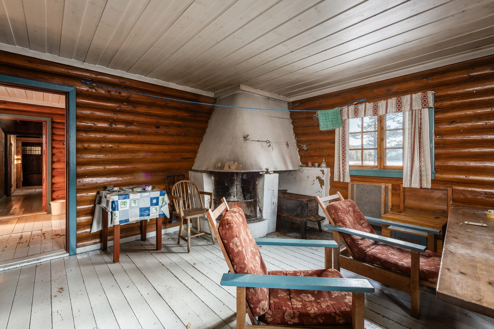 Hytta har vært lite brukt de senere årene og byr på spennende muligheter for den neste eieren. Galleribilde