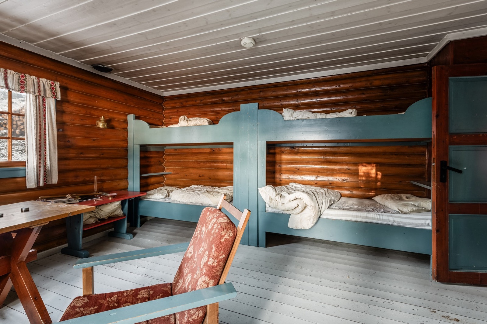 Stua er innredet med soveplass for flere. Galleribilde