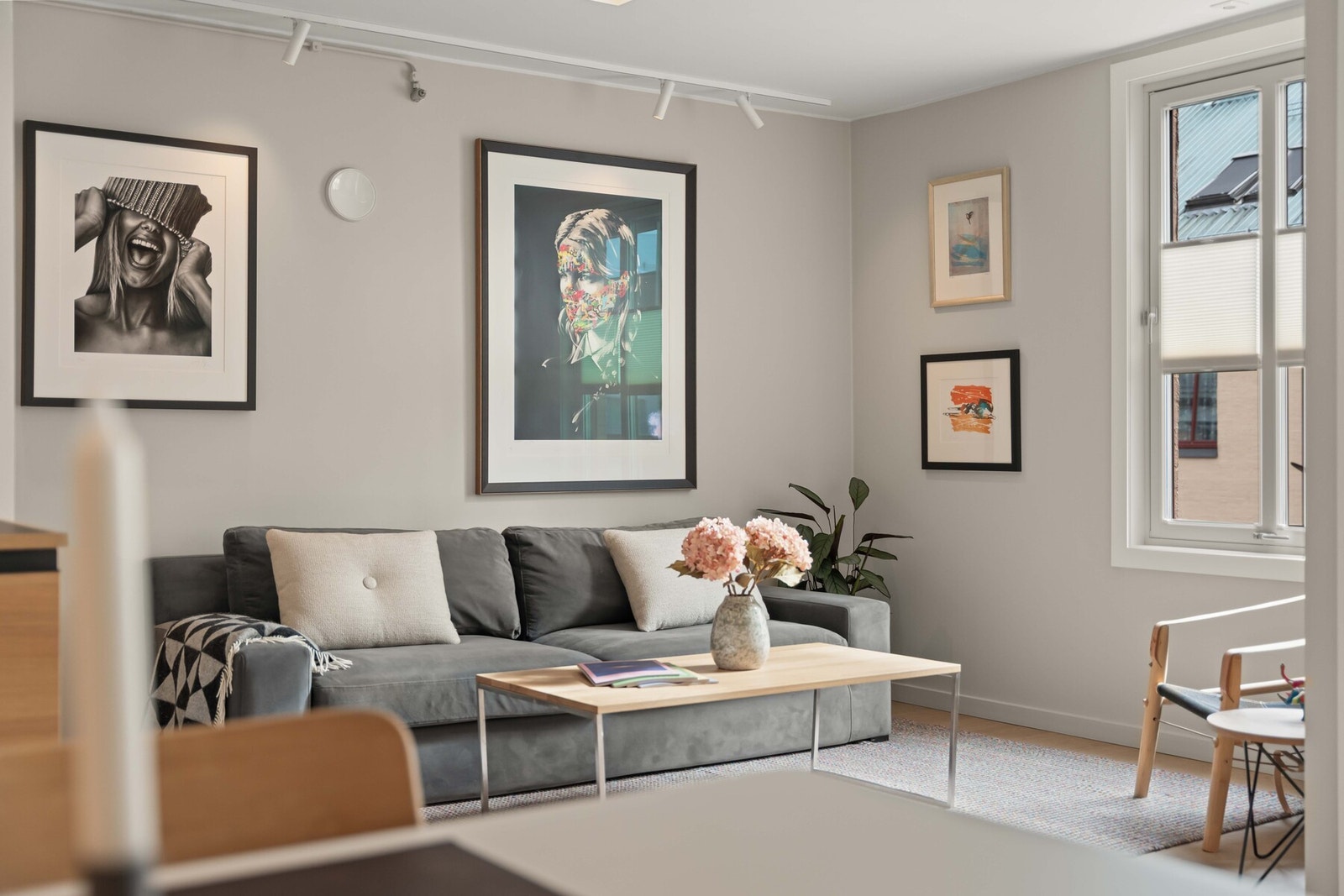 Det som i dag er stuedelen av boligen, kan omgjøres til soverom ved å sette opp en lettvegg (se alternativ plantegning på bilde 5). Det er lagt varme i gulv som egen sone med eget termostat der soverom 2 evt etableres som gjør det veldig praktisk ved en o Galleribilde