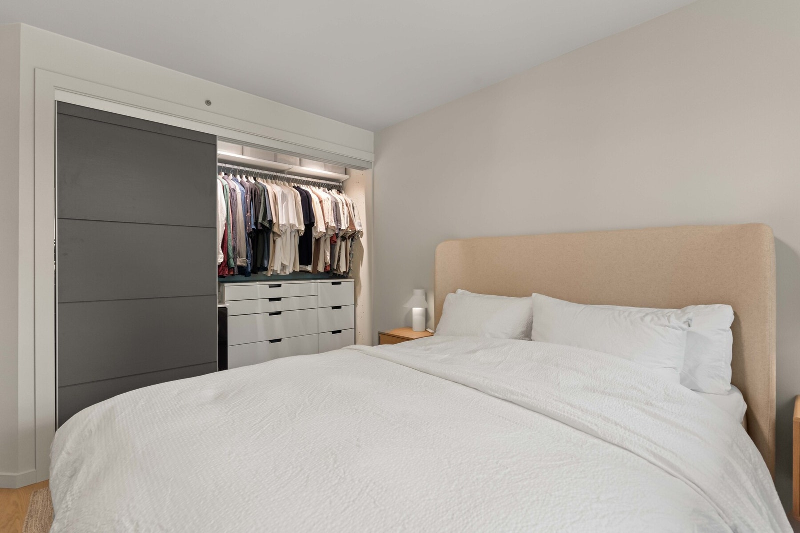 Godt med lagrinsplass i garderobe. Leiligheten disponerer også en bod i bakgården på 4,5 kvm. Galleribilde