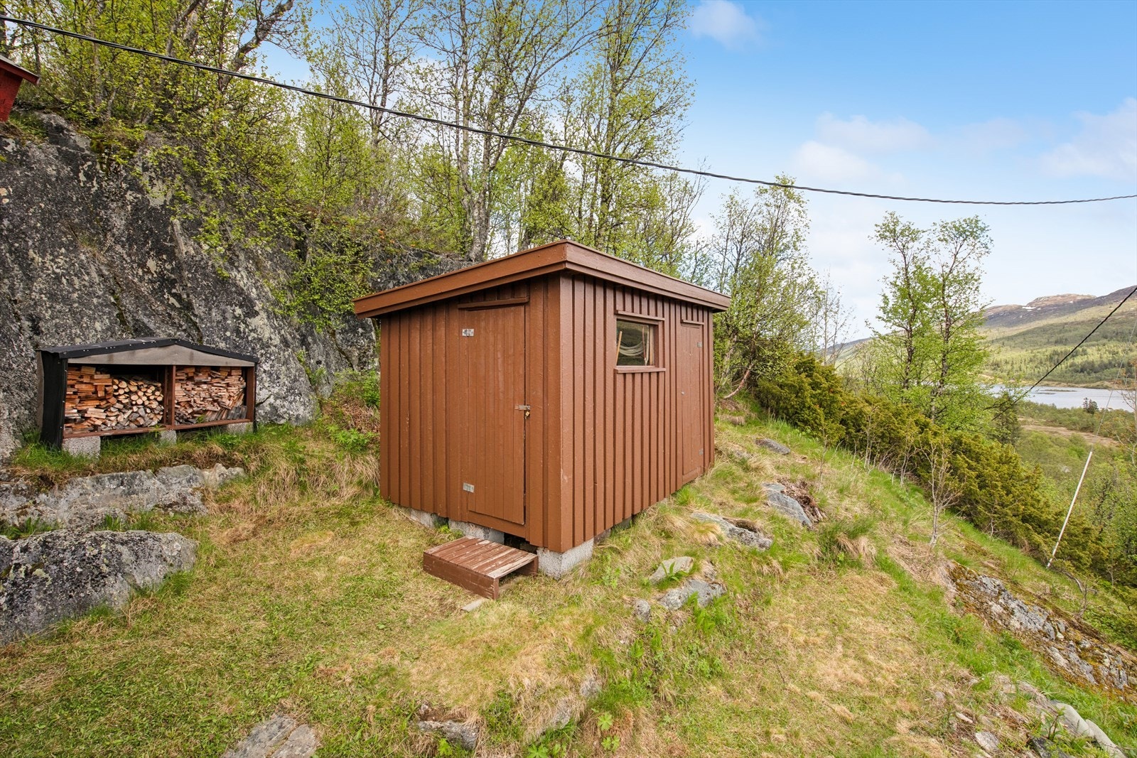 Praktisk utebod som gir gode løsninger for lagring av skiutstyr, ved og annet sesongutstyr. Galleribilde