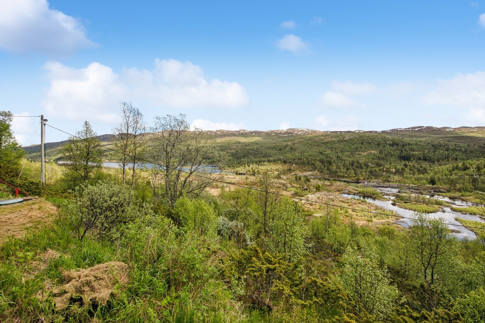 Fritidseiendommen ligger ved Frøystul i Tinn kommune, 903 meter over havet, i et etablert hytteområde med spredt bebyggelse. Galleribilde