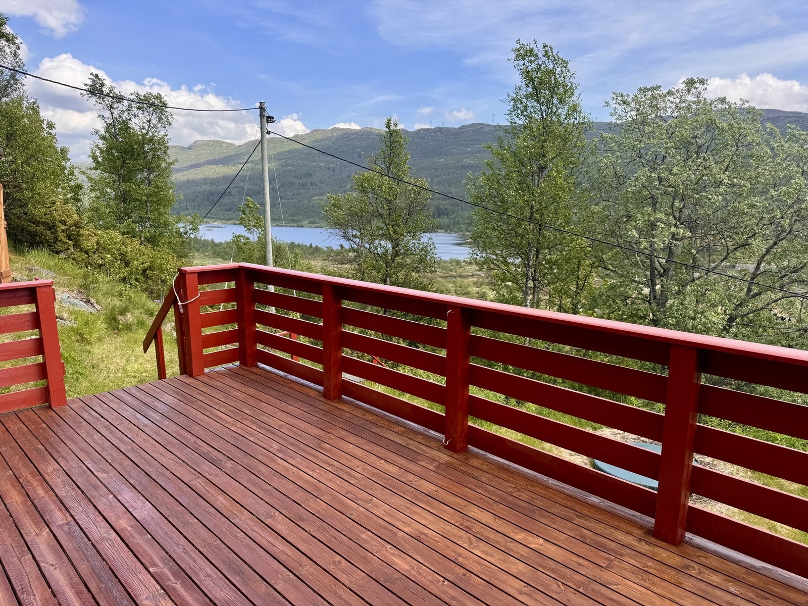 Her får du en kombinasjon av ro, natur og utsikt med panoramautsikt over fjell og vidder, samt svært gode solforhold gjennom store deler av dagen. Selger er i gang i disse dager med sliping og beisng av terrasse. Galleribilde