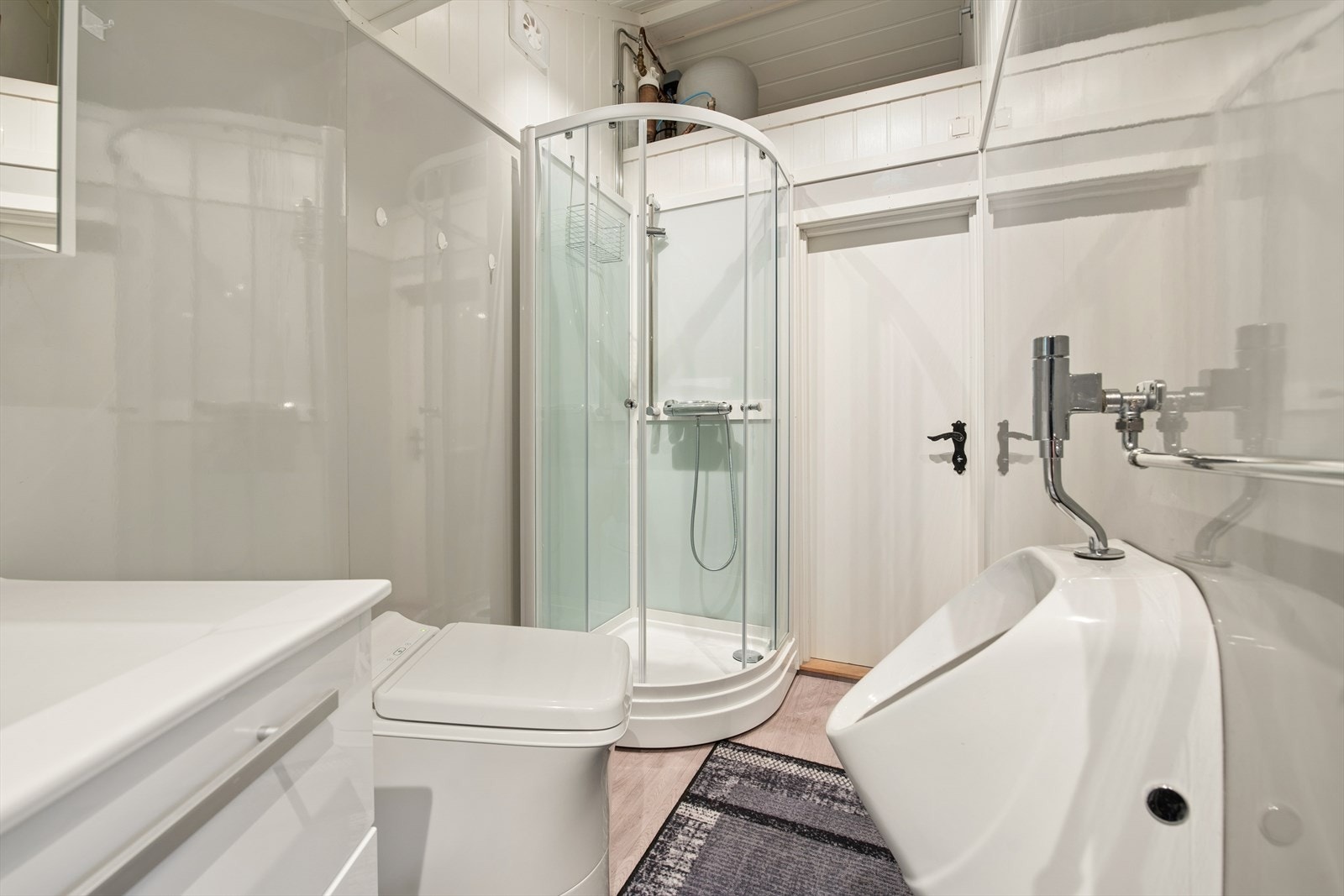 Badet ble bygget i 2022-23 og har elektrisk gulvvarme i støpt gulv. Galleribilde
