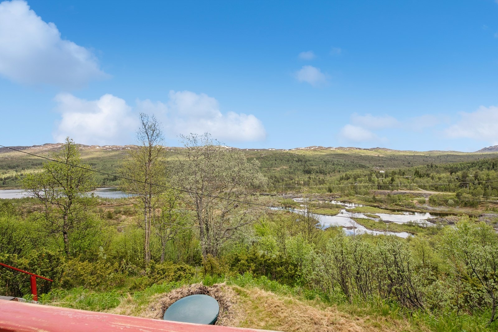 En skjermet beliggenhet som gir en tydelig følelse av privathet, samtidig som den åpner seg mot et storslått landskap som kan nytes fra både inne og ute. Galleribilde