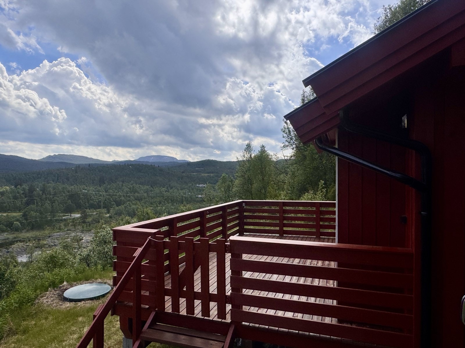 Utsikten fra terrassen strekker seg over det åpne landskapet. Galleribilde