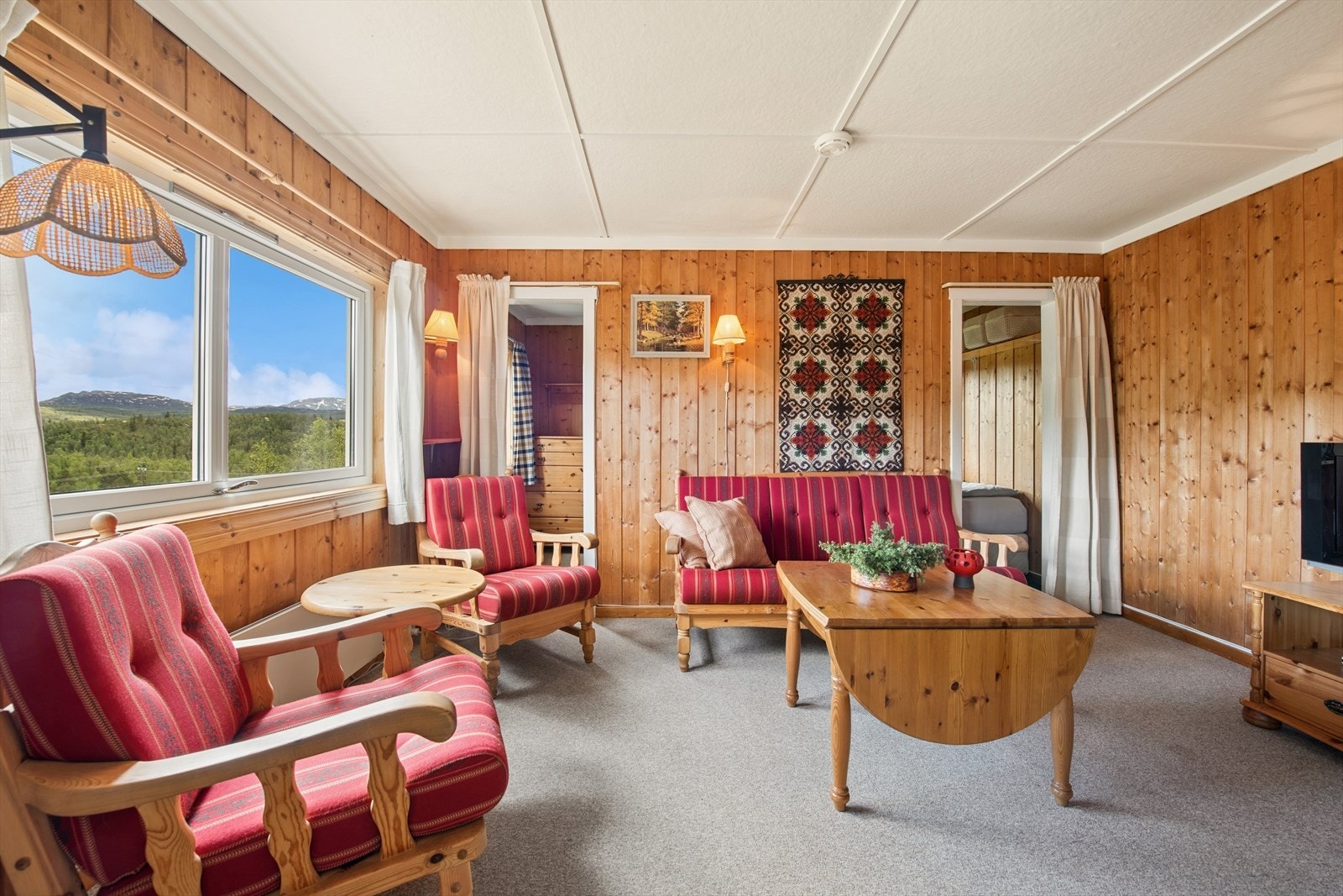 Selv om stuen ikke er stor, er den svært arealeffektiv og enkel å møblere. Her er det god plass til en komfortabel sofagruppe og et lunt samlingspunkt for familie og venner. Galleribilde