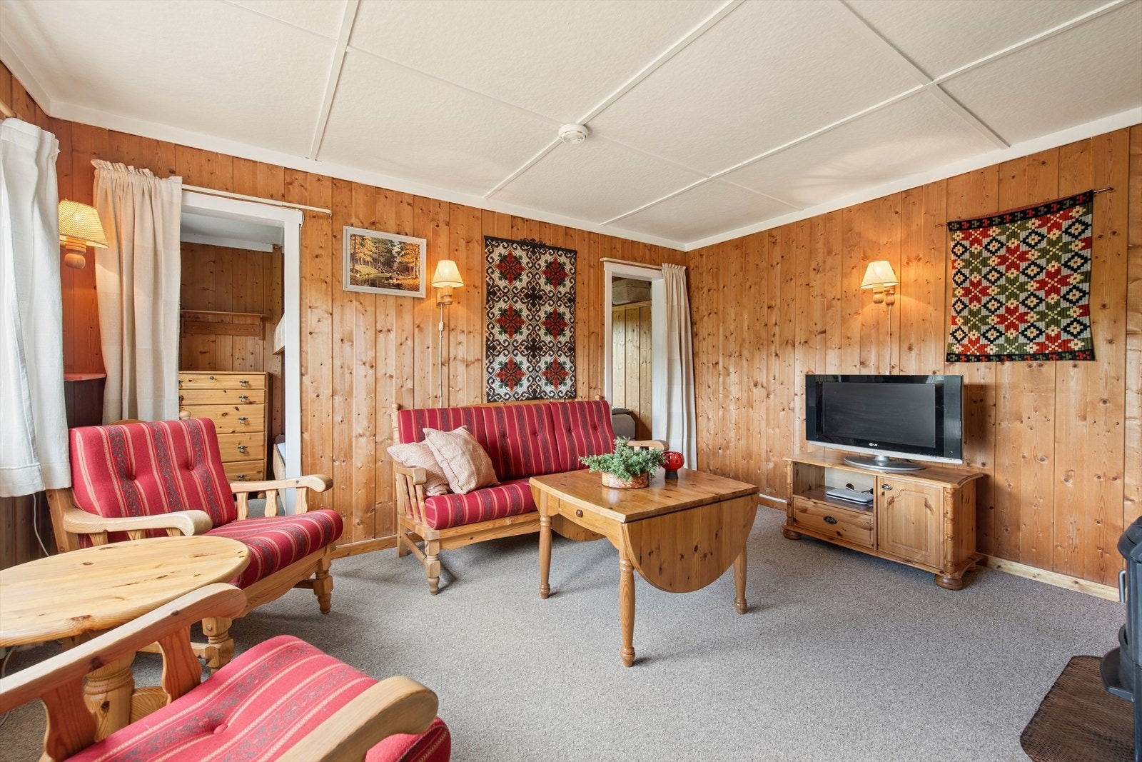 Stuen byr på god plass til en romslig sofagruppe og hyggelige samlingspunkter for familie og venner. Her er det enkelt å finne roen etter en dag ute, enten foran peisen eller med utsikten som bakteppe. Galleribilde