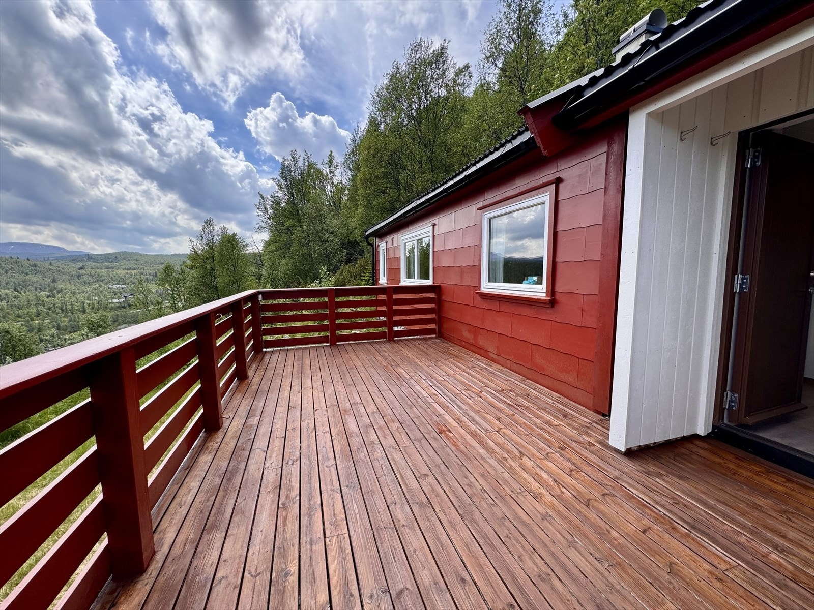 Her får du en kombinasjon av ro, natur og utsikt med panoramautsikt over fjell og vidder, samt svært gode solforhold gjennom store deler av dagen. Selger er i gang i disse dager med sliping og beisng av terrasse. Galleribilde