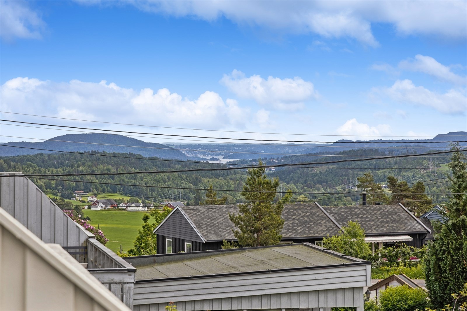Fra eiendommen er det utsikt over nærområdet mot Oslofjorden/Nesoddlandet. Galleribilde
