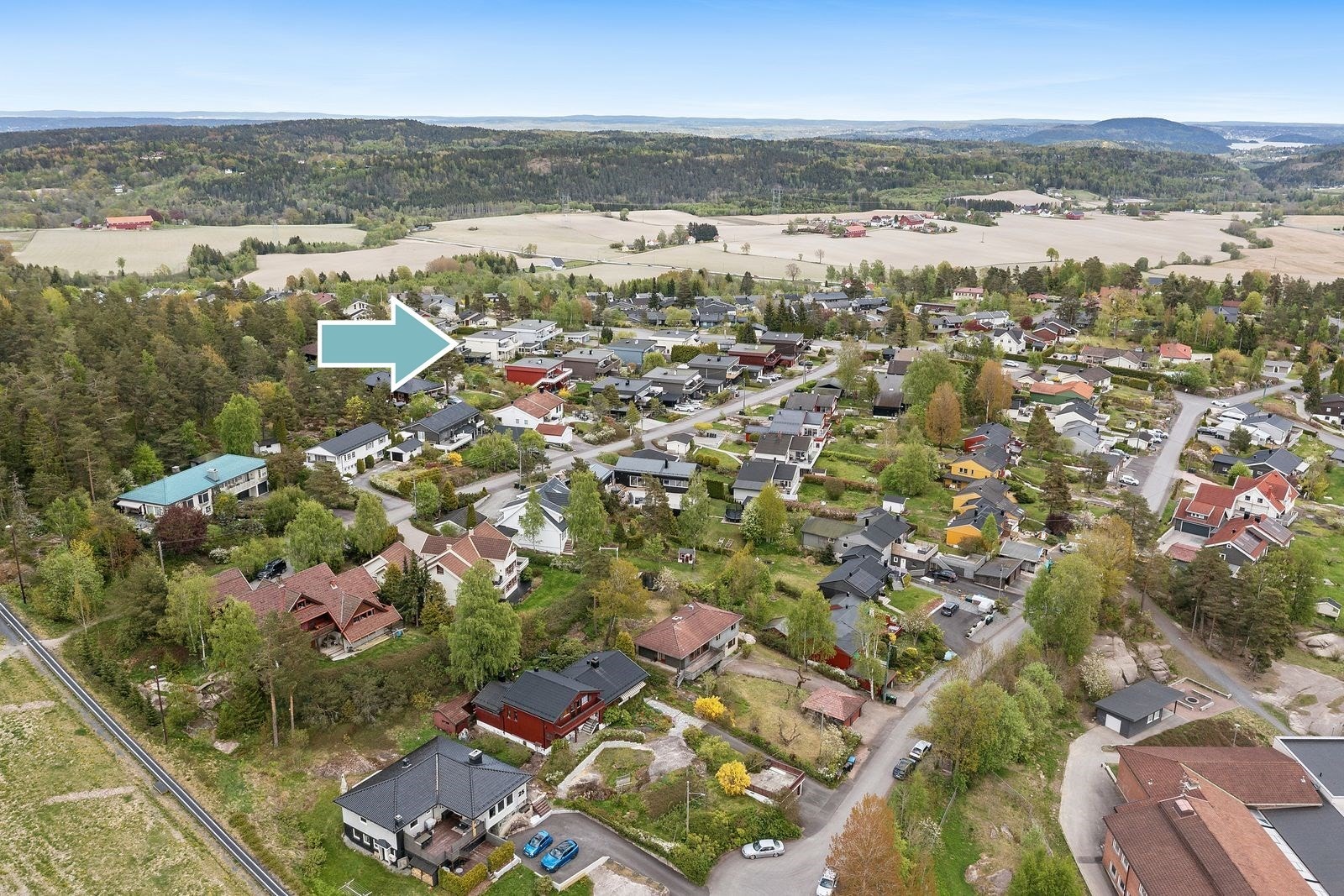 Eiendommen ligger høyt og fritt på Gleinåsen med kort gange til populære barneskolen på Midtbygda. Galleribilde