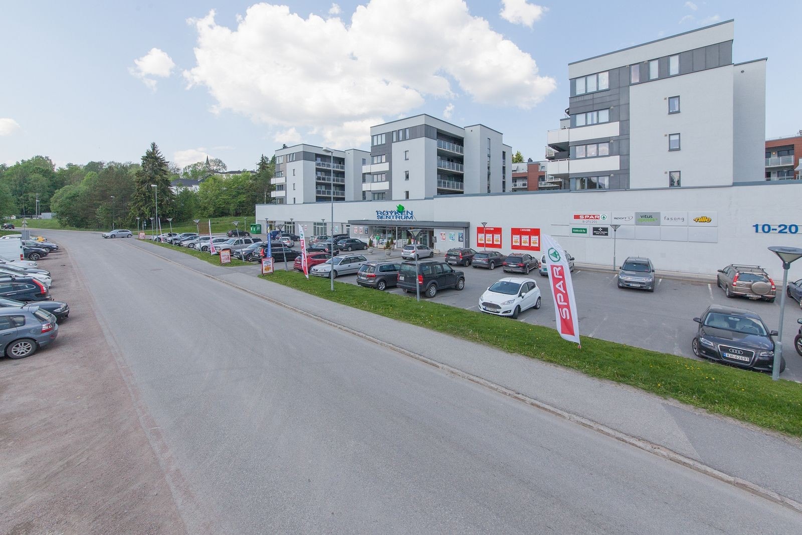Dagligvarehandler som Kiwi og Spar finnes på Røyken Sentrum, en kort kjøretur fra boligen. Galleribilde
