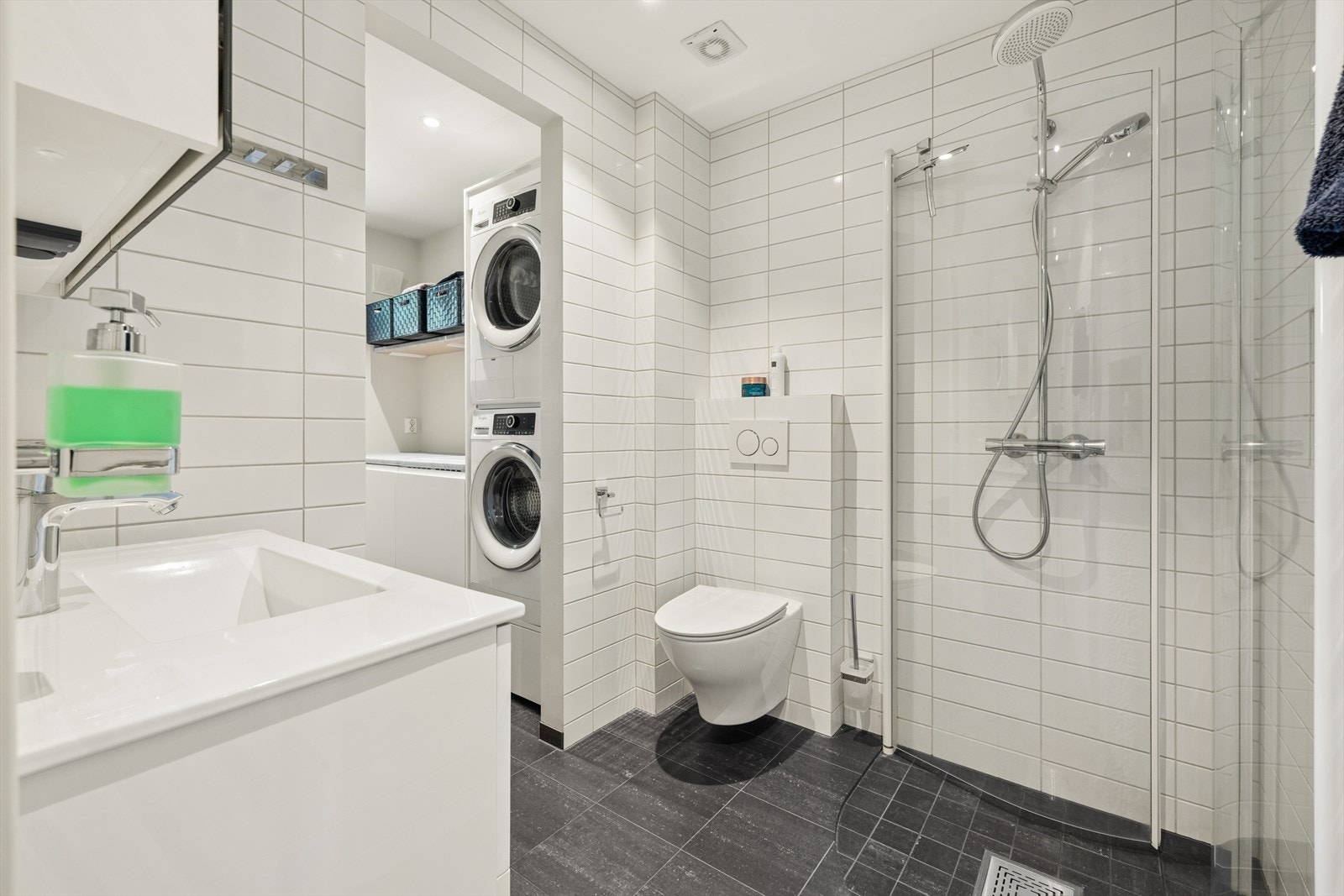 Badet i første etasje ble modernisert i 2016 og har elektrisk gulvvarme, vegghengt toalett og dusjnisje med glassdører. Galleribilde