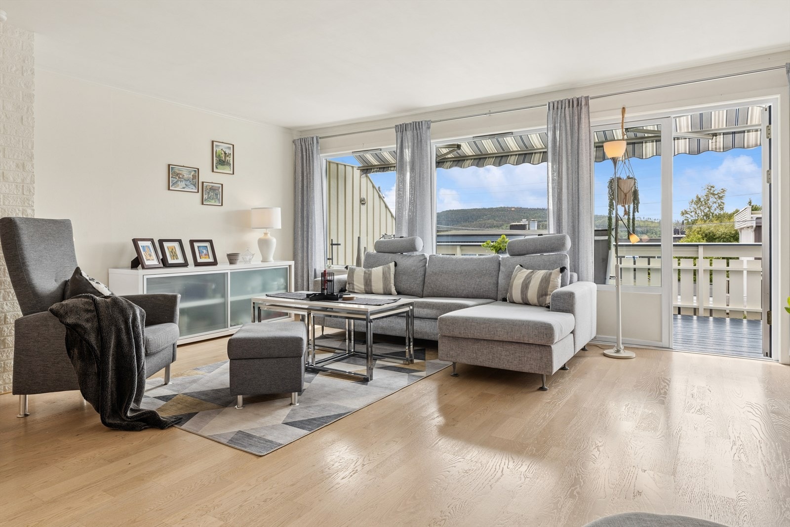 Store vindusflater slipper inn rikelig med lys og skaper en lys og luftig atmosfære. Fra stuen er det adkomst til en sydvestvendt balkong. Galleribilde