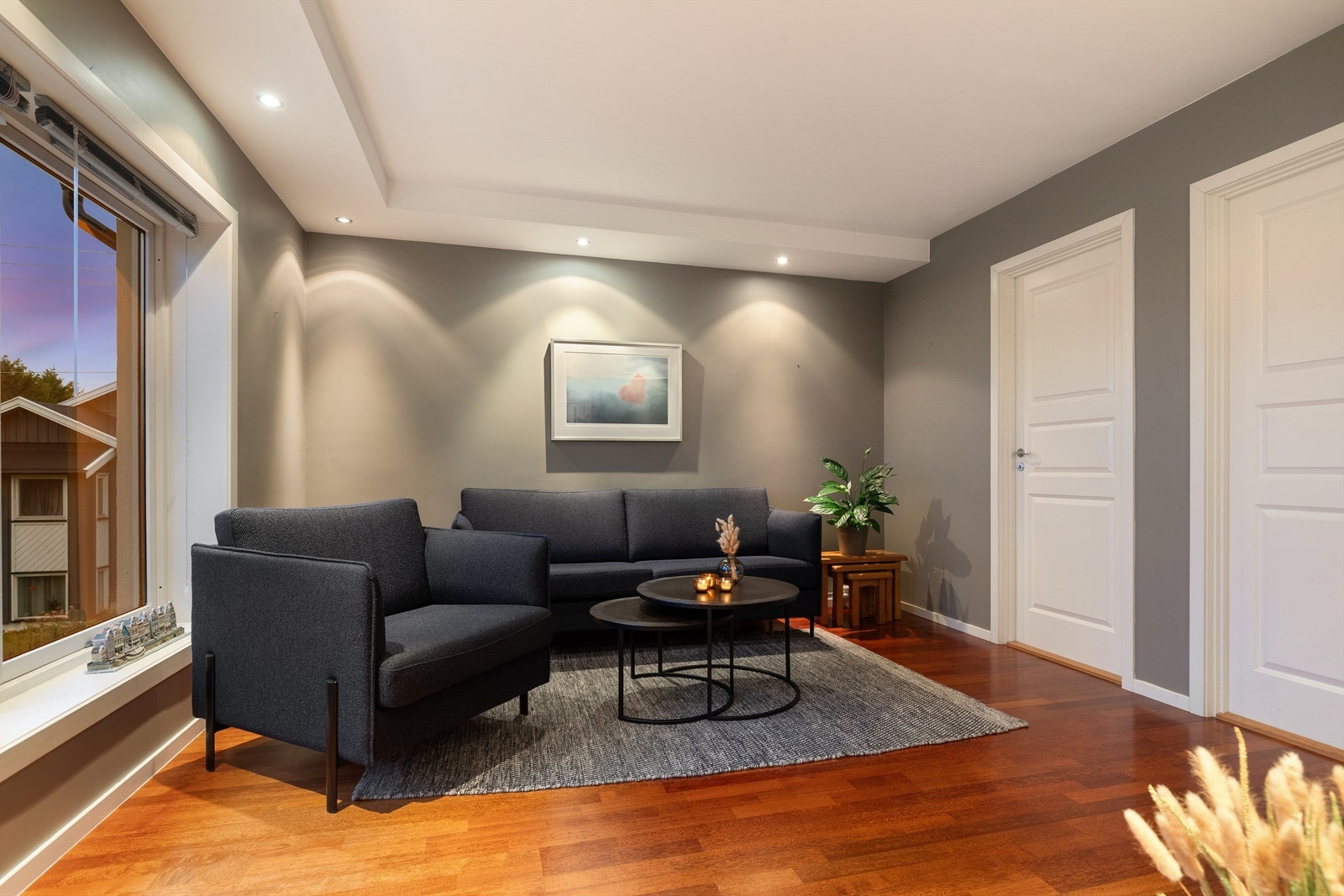 Stue med god plass til sofagruppe Galleribilde