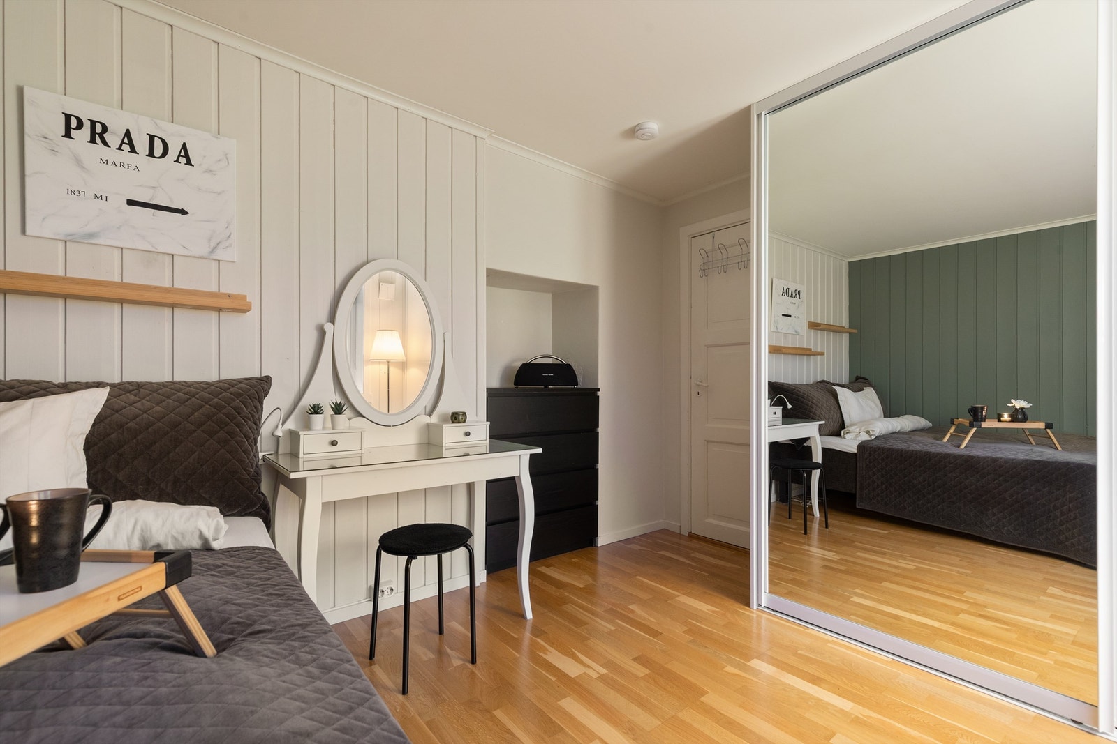 Godt med garderobeplass i soverom 3 Galleribilde