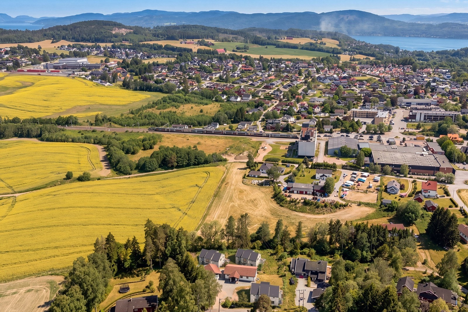 Beliggende sentralt men landlig - Her er det tegnet inn planlagte hus på nabotomter - Avvik kan forekomme Galleribilde