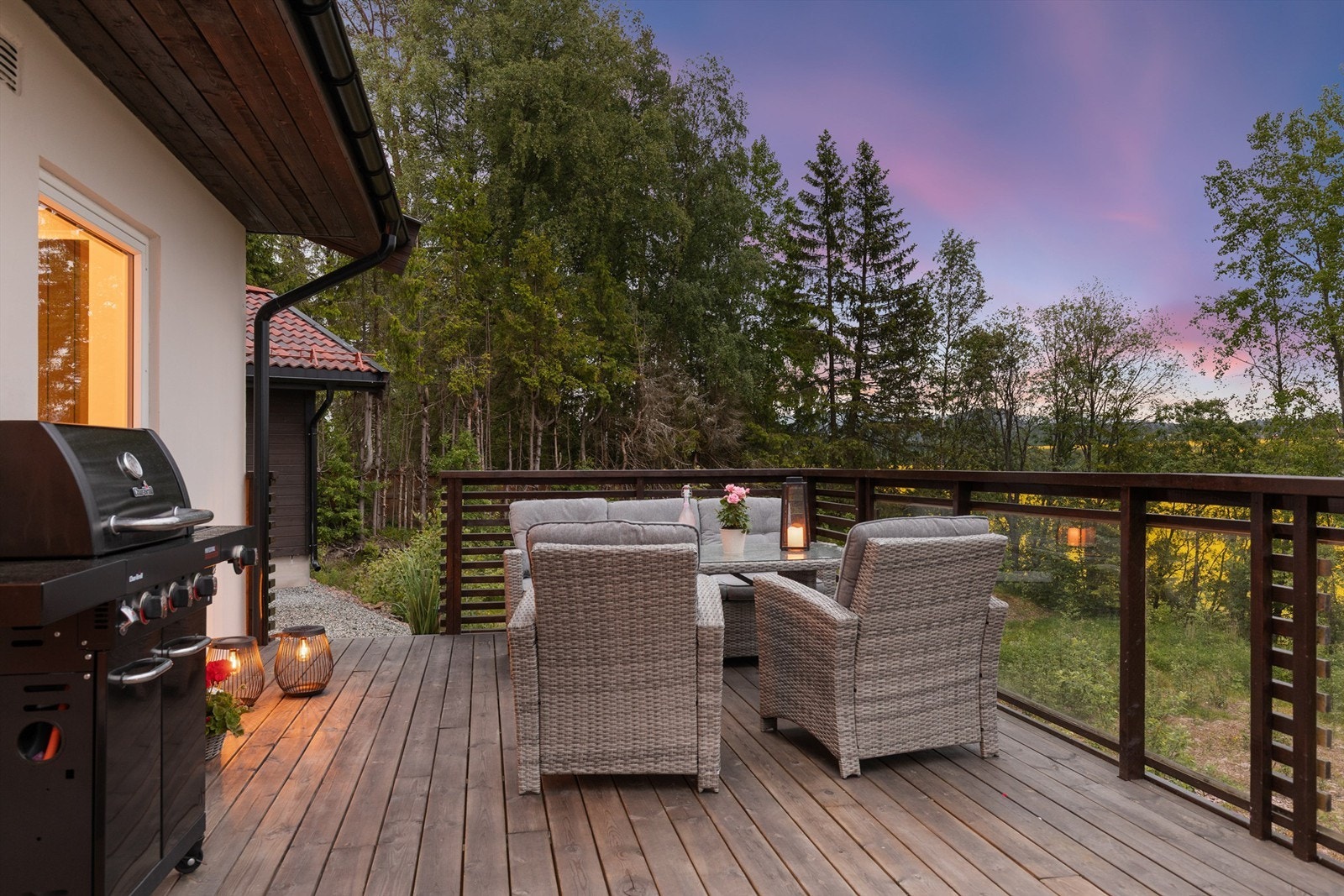 Solrikt beliggende terrasse utenfor spisestuen Galleribilde