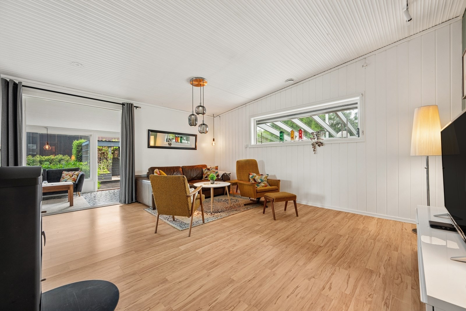 Stuen har utgang til en innglasset balkong, som utvider oppholdsarealet. Galleribilde