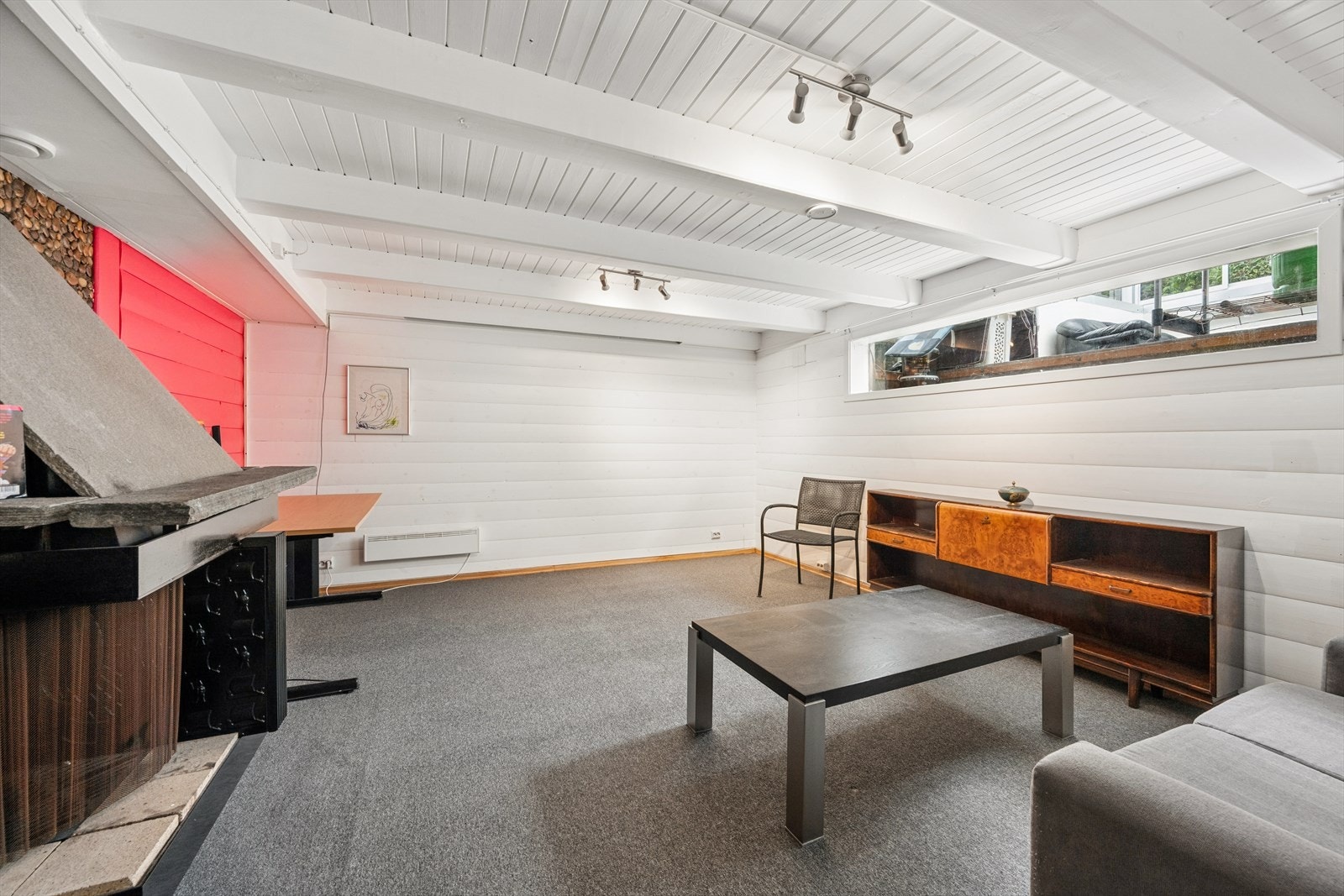 Kjelleren har en takhøyde på ca. 2,19 meter. Galleribilde