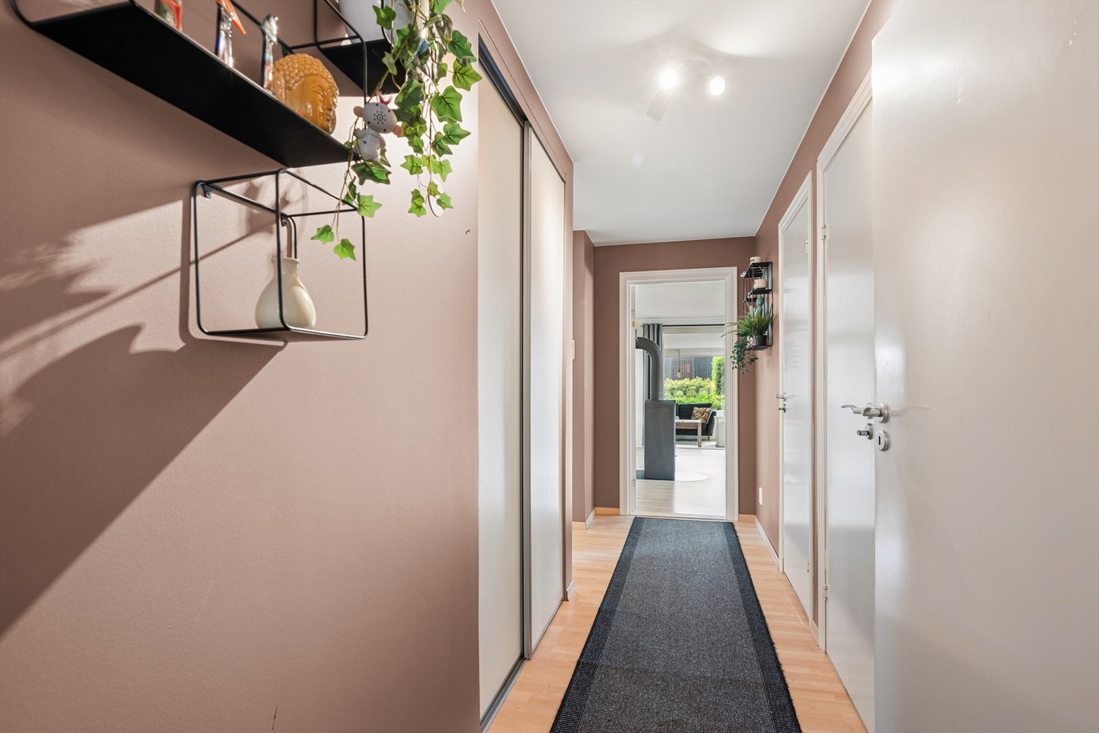Fra gangen er det tilgang til boligens soverom og bad. Galleribilde