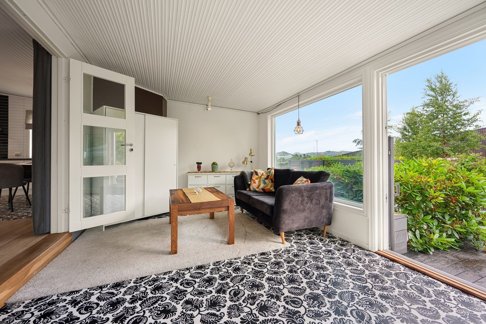 Innglasset balkong på 15 m² med utgang til terrassen. Galleribilde