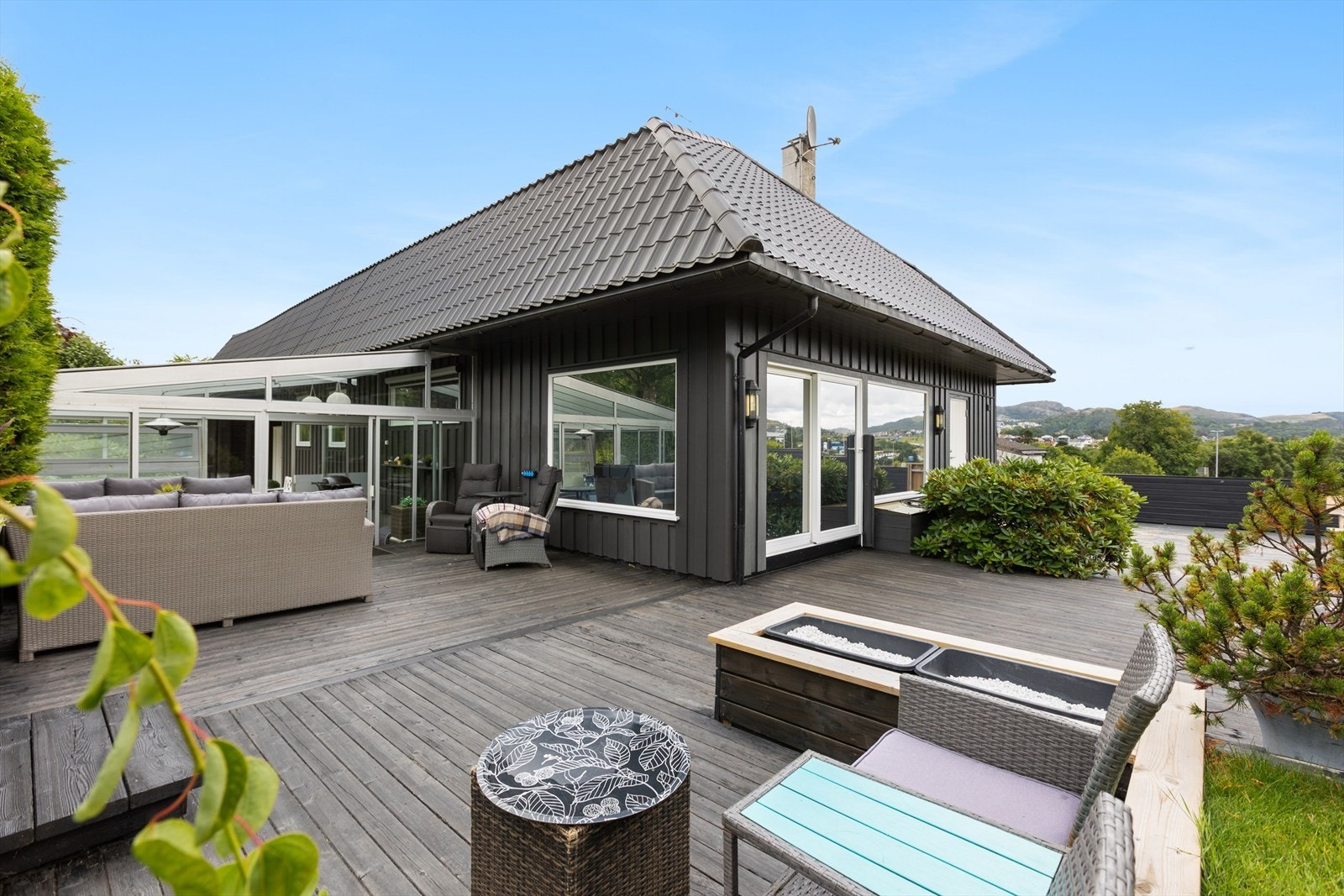 Stor terrasse på totalt 93 m² som omkranser boligen og gir rikelig med uteplass. Galleribilde