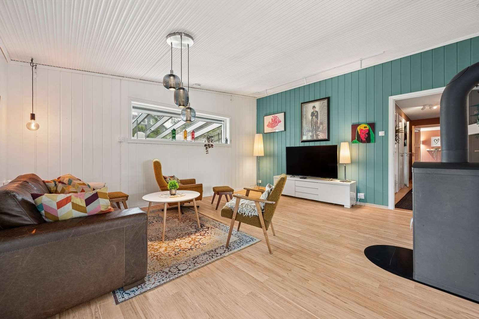 Romslig stue med plass til både sofagruppe og TV-møblement. Galleribilde