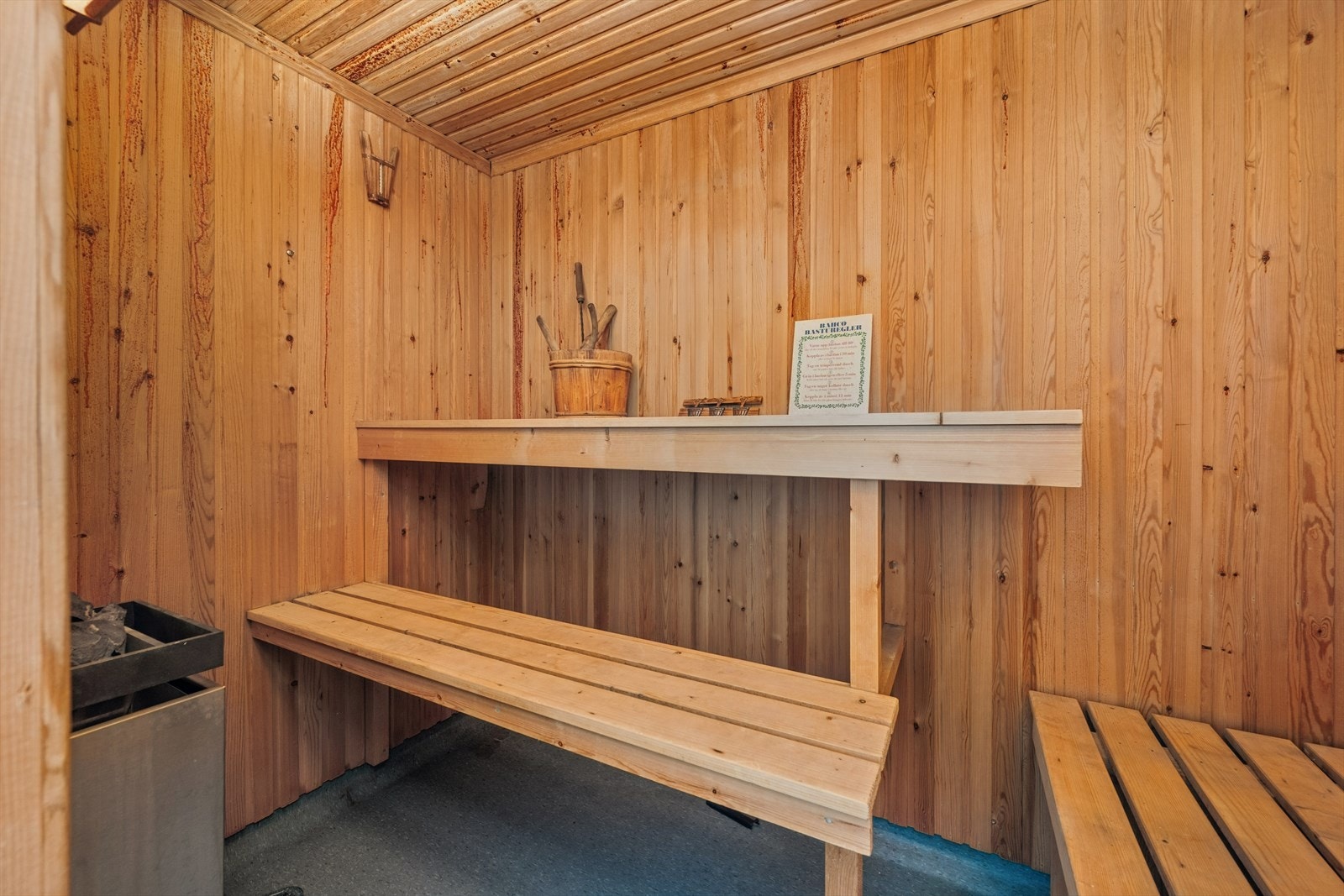 Badstue i kjelleren med vegger og benker i furupanel. Galleribilde