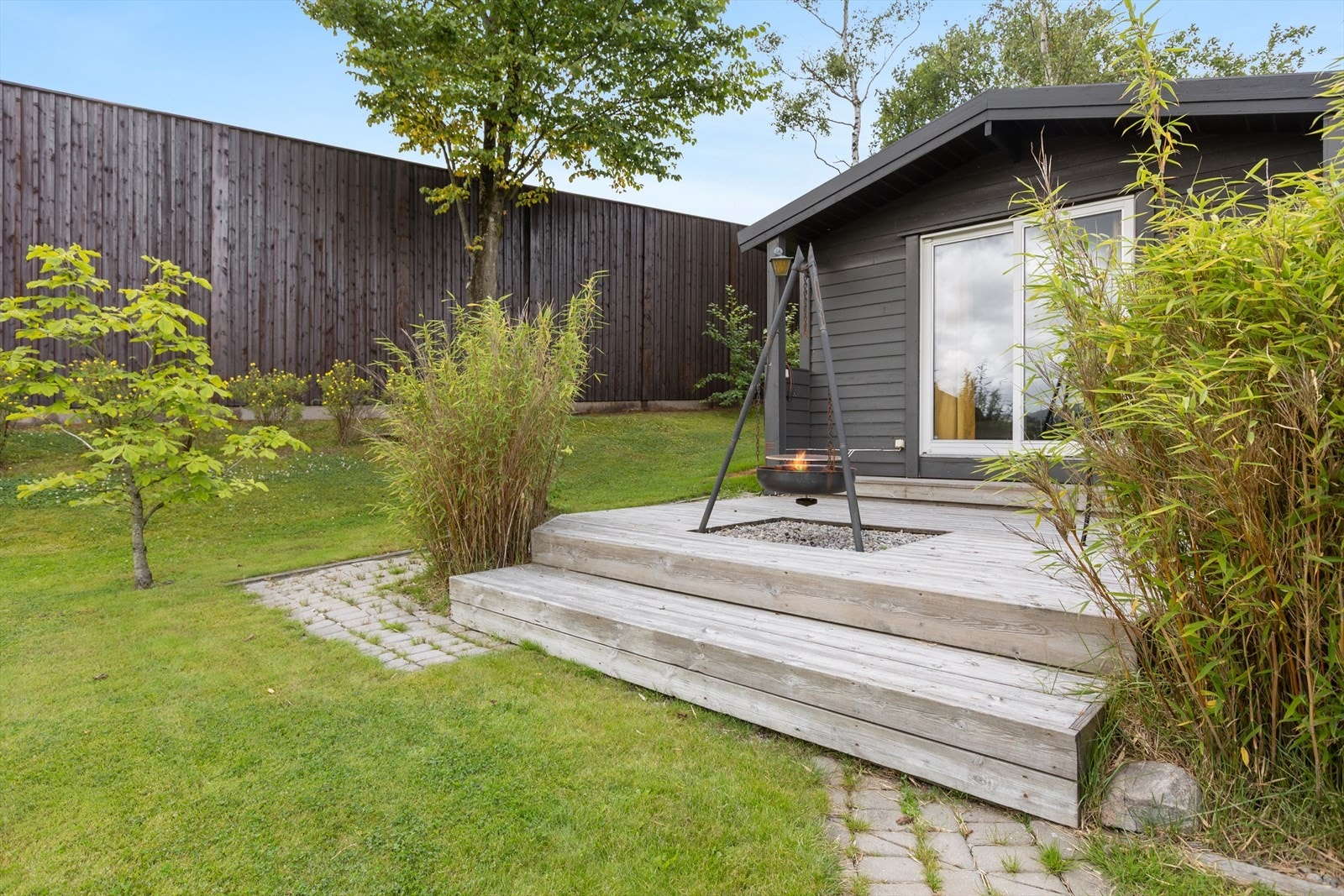 Hagen er pent opparbeidet med plen og beplantning. Galleribilde