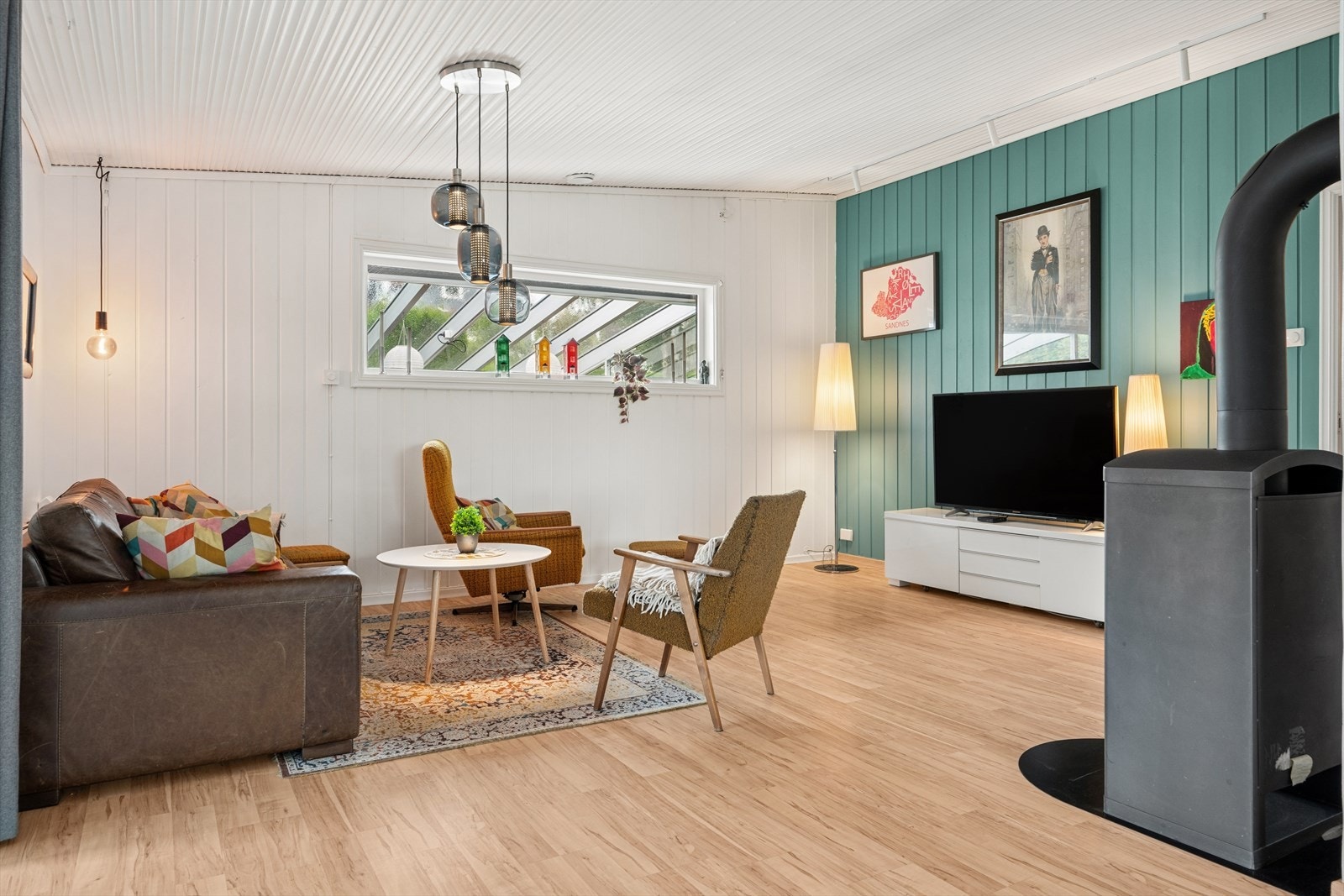 Veggene har en kombinasjon av malte flater og trepanel. Galleribilde