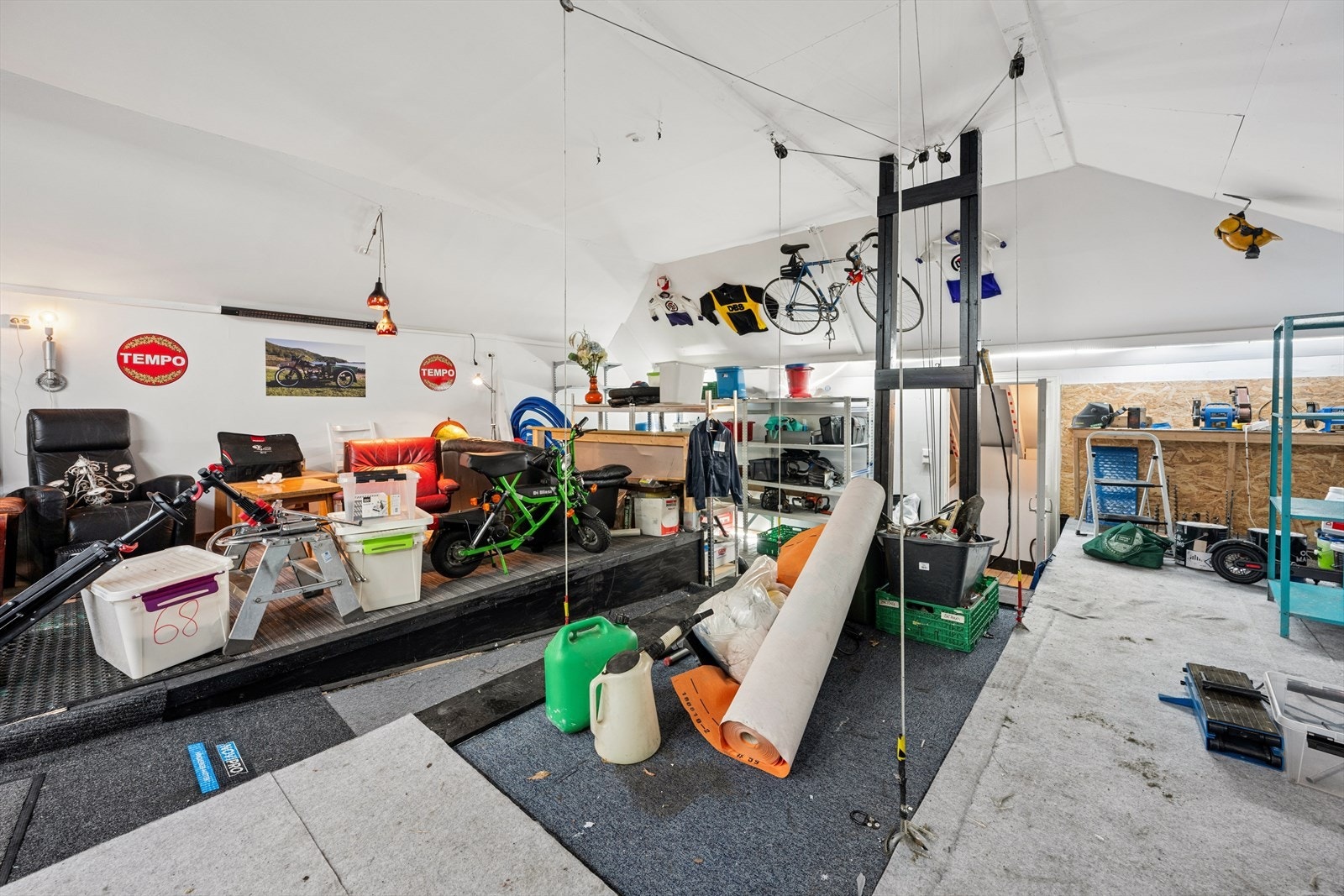 Løfteplattformen gir enkel transport av gjenstander mellom garasje og loft. Galleribilde
