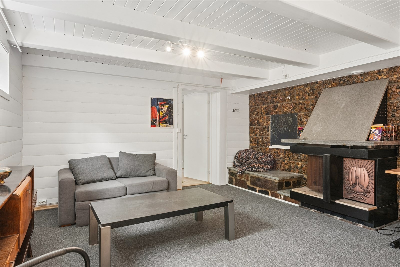 Peisstue i kjelleren med god plass til en sofagruppe. Galleribilde