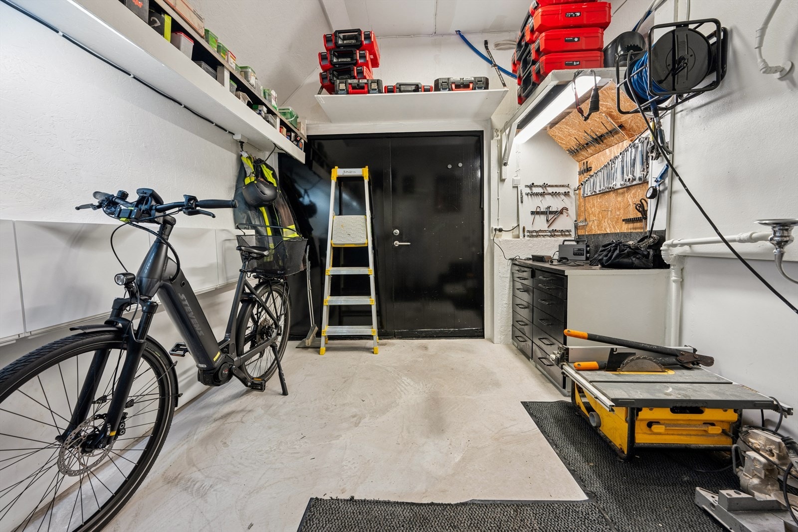 Verksteddel med god plass til verktøy og hobbyaktiviteter. Galleribilde