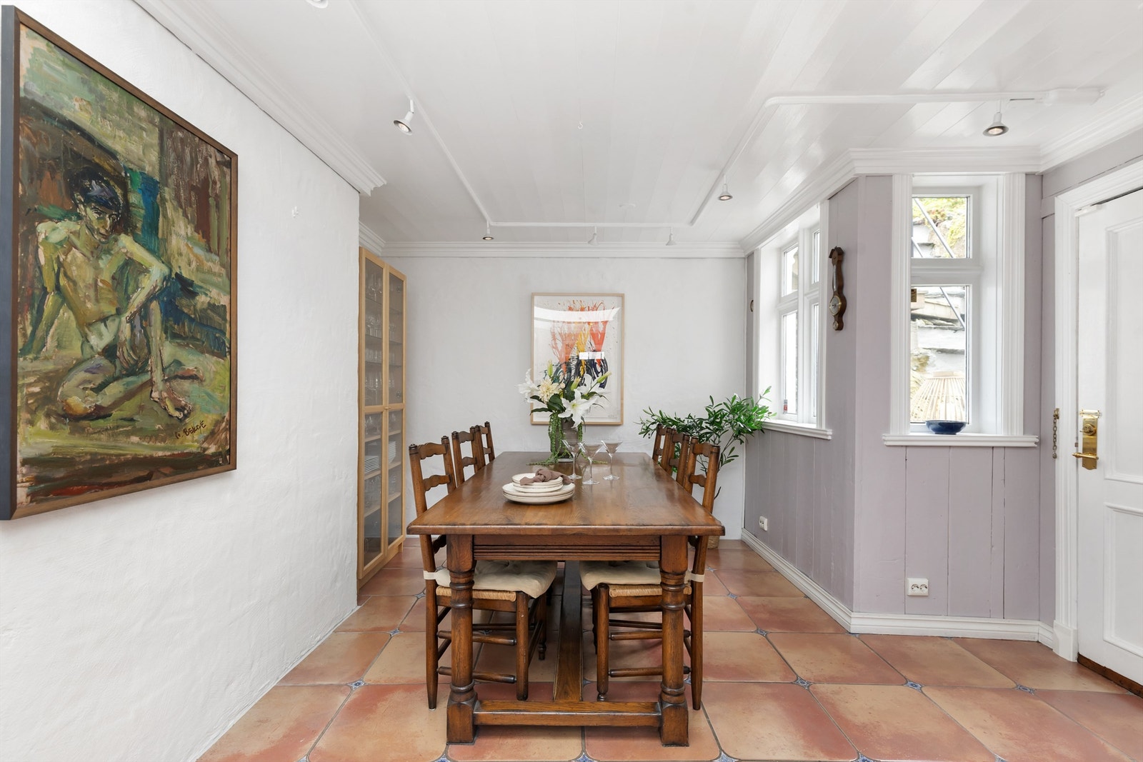 Direkte utgang til baksiden av boligen, med hage og terrasse. Galleribilde