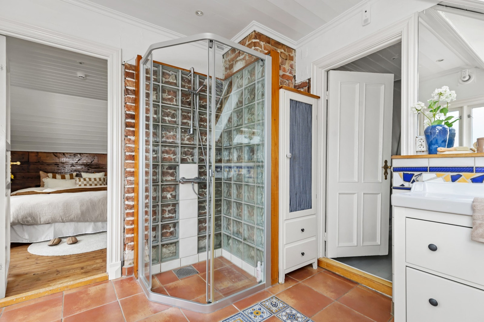 Badet har et nylig utskiftet dusjkabinett og adkomst til hovedsoverommet. Galleribilde