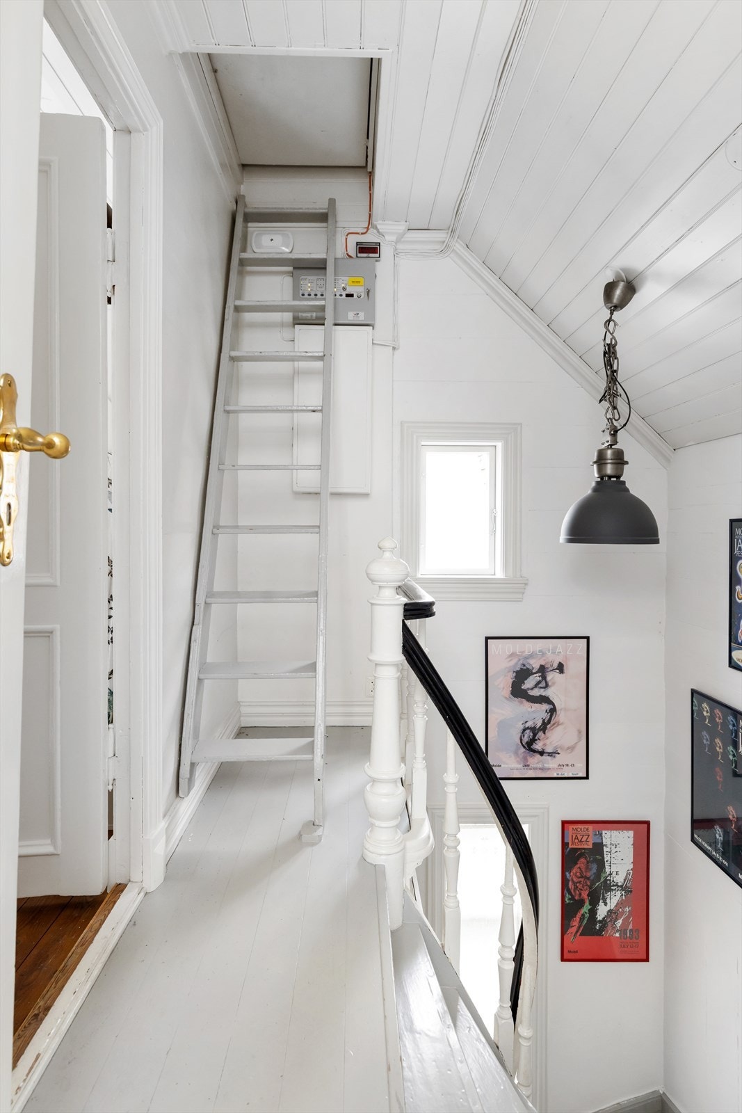Fra gangen i loftsetasjen er det adkomst til et uinnredet kaldt loft med lagringsplass via takluke. Galleribilde