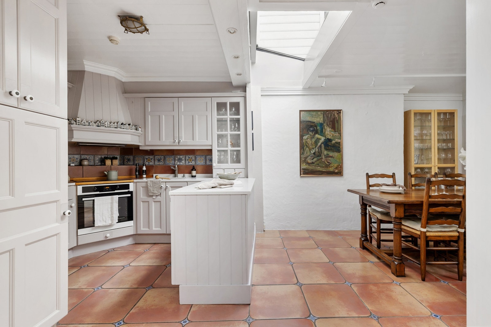 Kjøkkeninnredning fra 2014 med profilerte fronter og åpen løsning mot spisestuen. Galleribilde