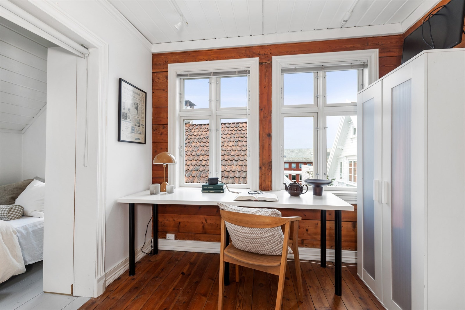 Her er det god plass til en arbeidsstasjon ved vinduet. Galleribilde