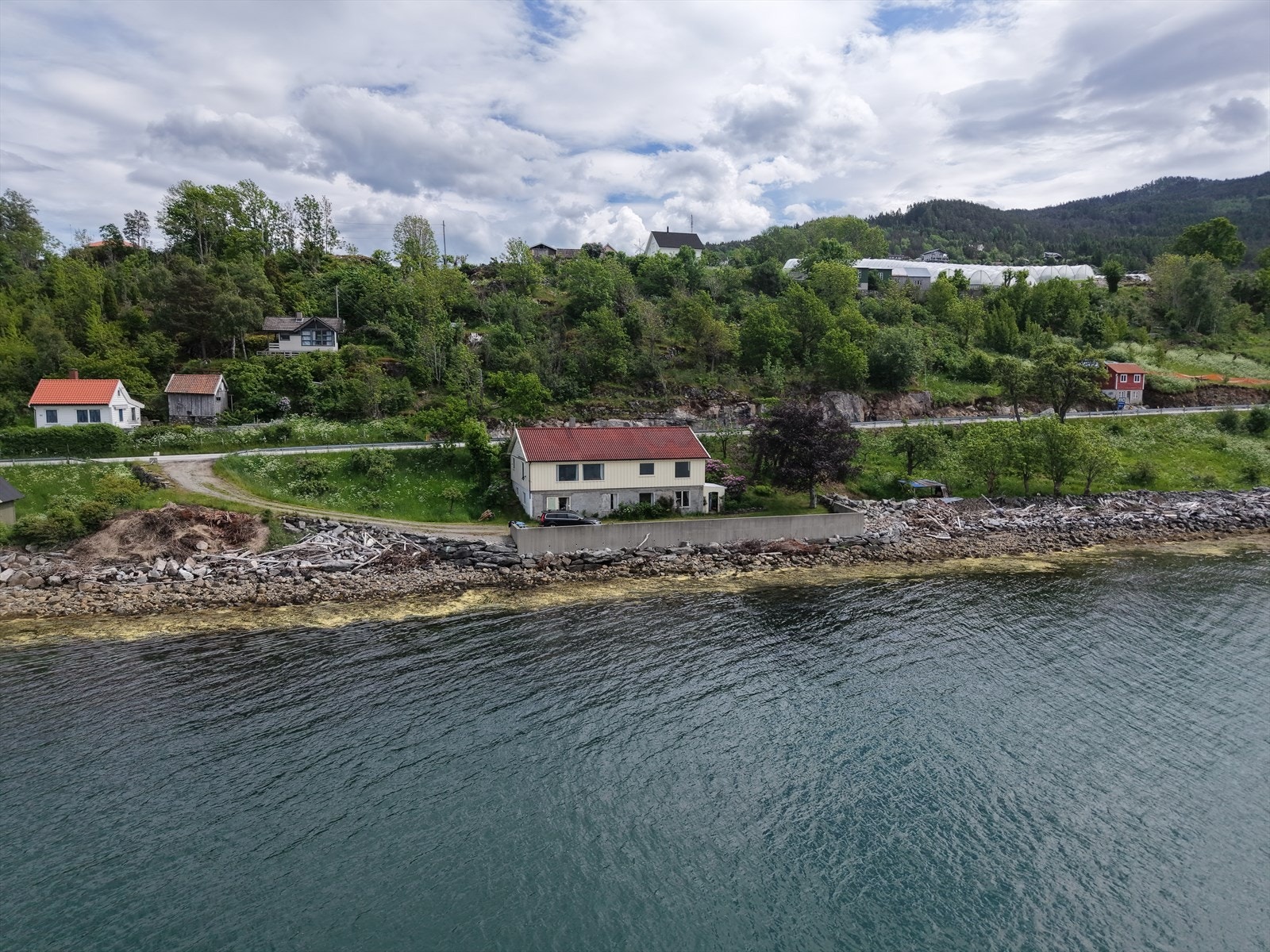 Her får du ein einebustad på sjøtomt omgitt av storslått Vestlandsnatur. Galleribilde