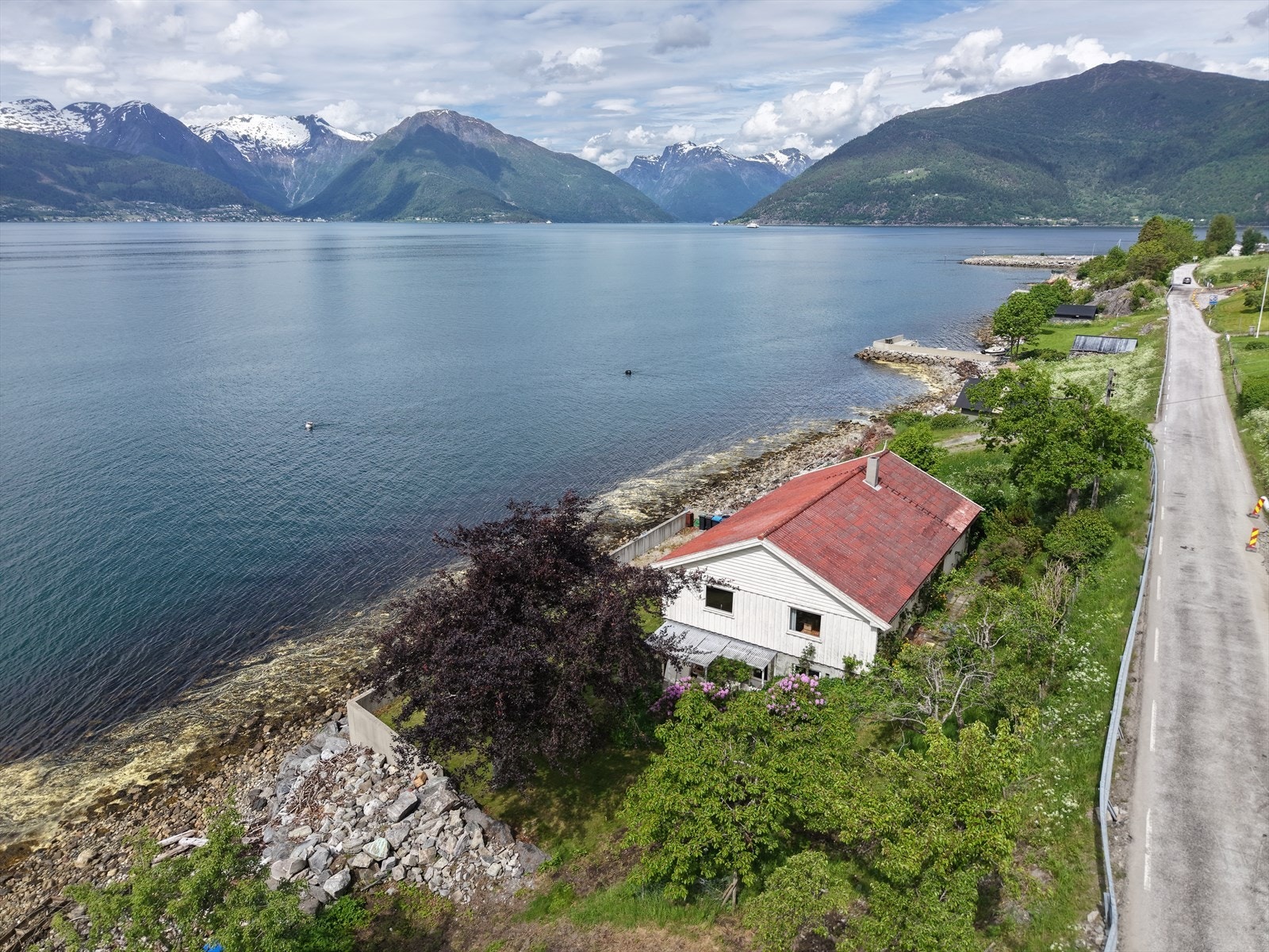 Frå eigedomen er det enkel adkomst til ferjeforbindelse over Sognefjorden, som gir gode forbindelsar til både Vik, Balestrand og resten av regionen. Galleribilde