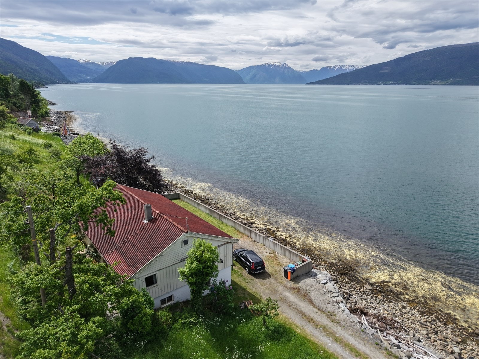 Frå bustaden kan du nyte fantastisk utsikt mot Sognefjorden og fjella som omkransar eigedomen. Galleribilde