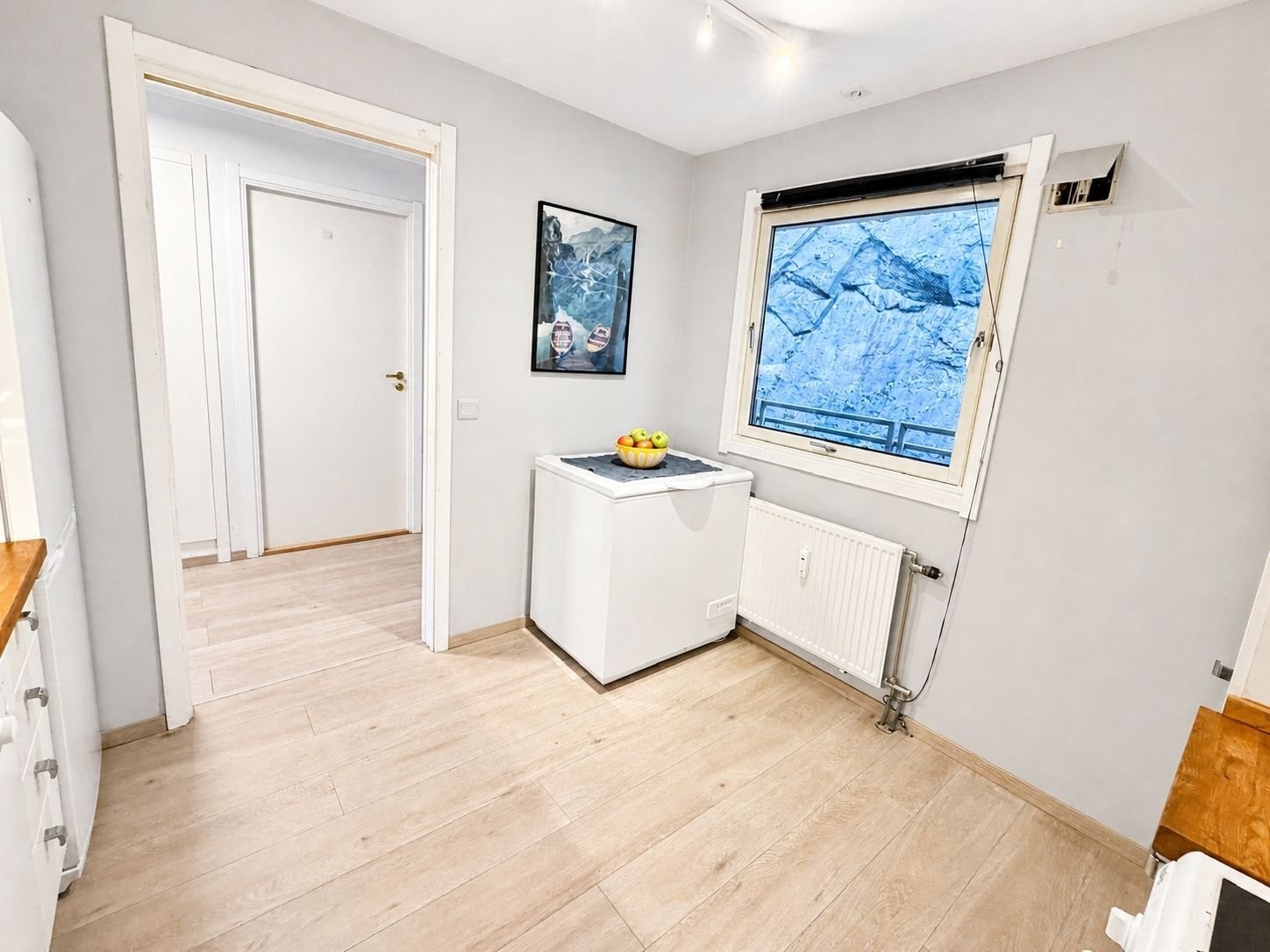 Kjøkken med eget vindu. Galleribilde