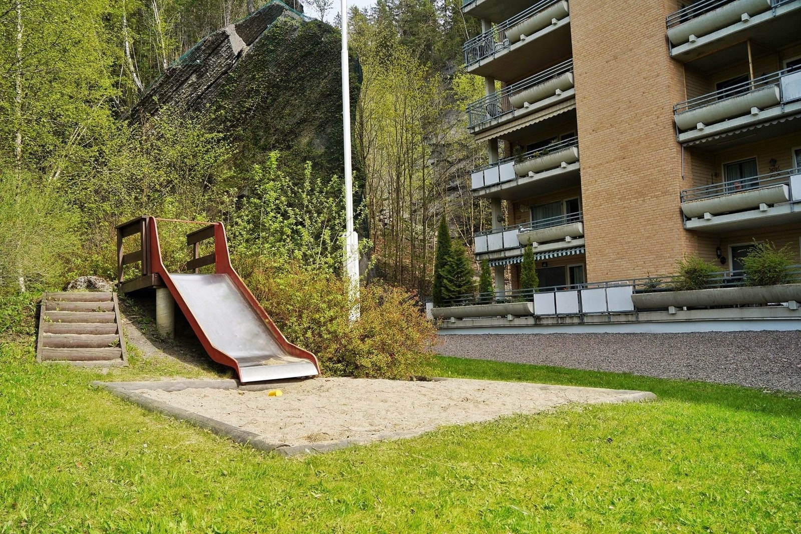 Utvendig sandkasse og sklie. Galleribilde