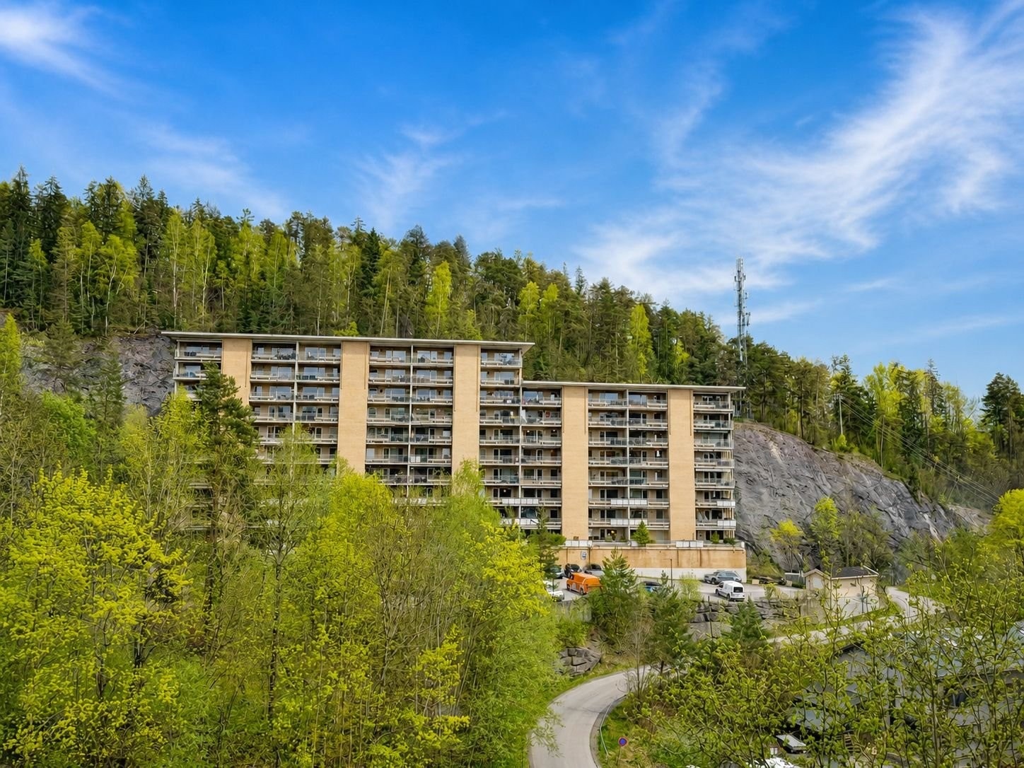 Skytterdalen 7 med Løkkeåsen i bakgrunnen. Galleribilde